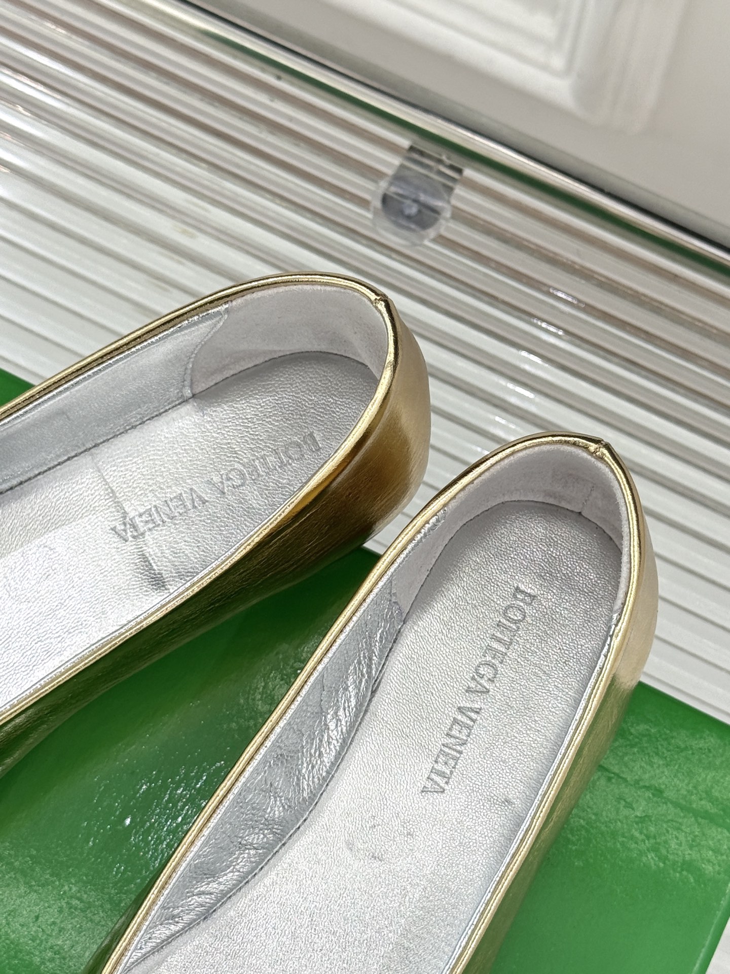 
Bottega Venet*｜BV葆蝶家
25ss新品平底单鞋
设计舒适时尚 让你爱不释手!
既显气质