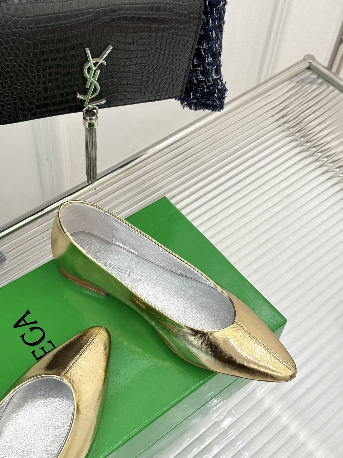 
Bottega Venet*｜BV葆蝶家
25ss新品平底单鞋
设计舒适时尚 让你爱不释手!
既显气质