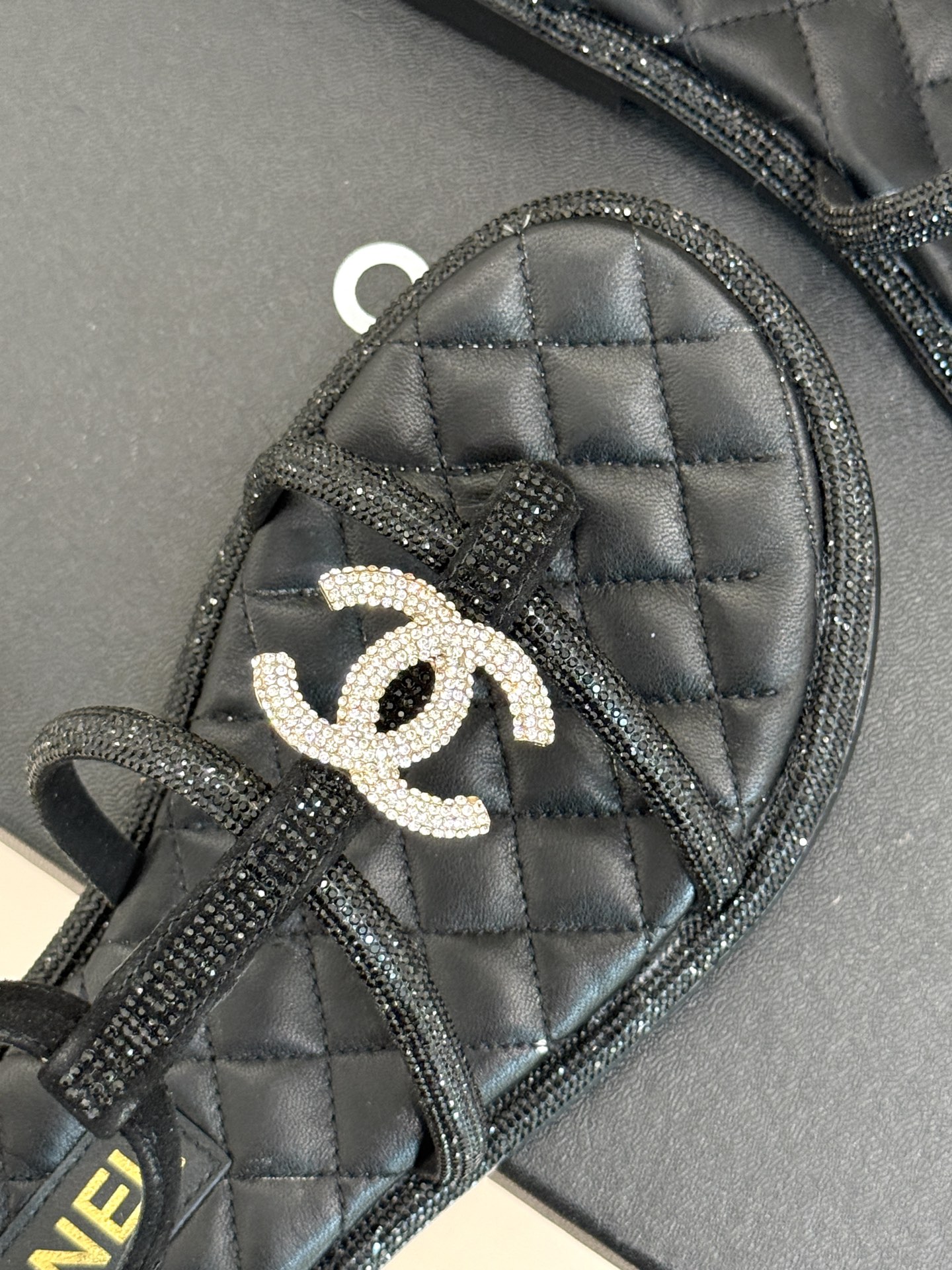 
CHANE* ｜小香25。春夏新品
水钻双C夹脚凉鞋
好穿又出片的度假风夹脚凉鞋🏖️
经典水钻大双C标