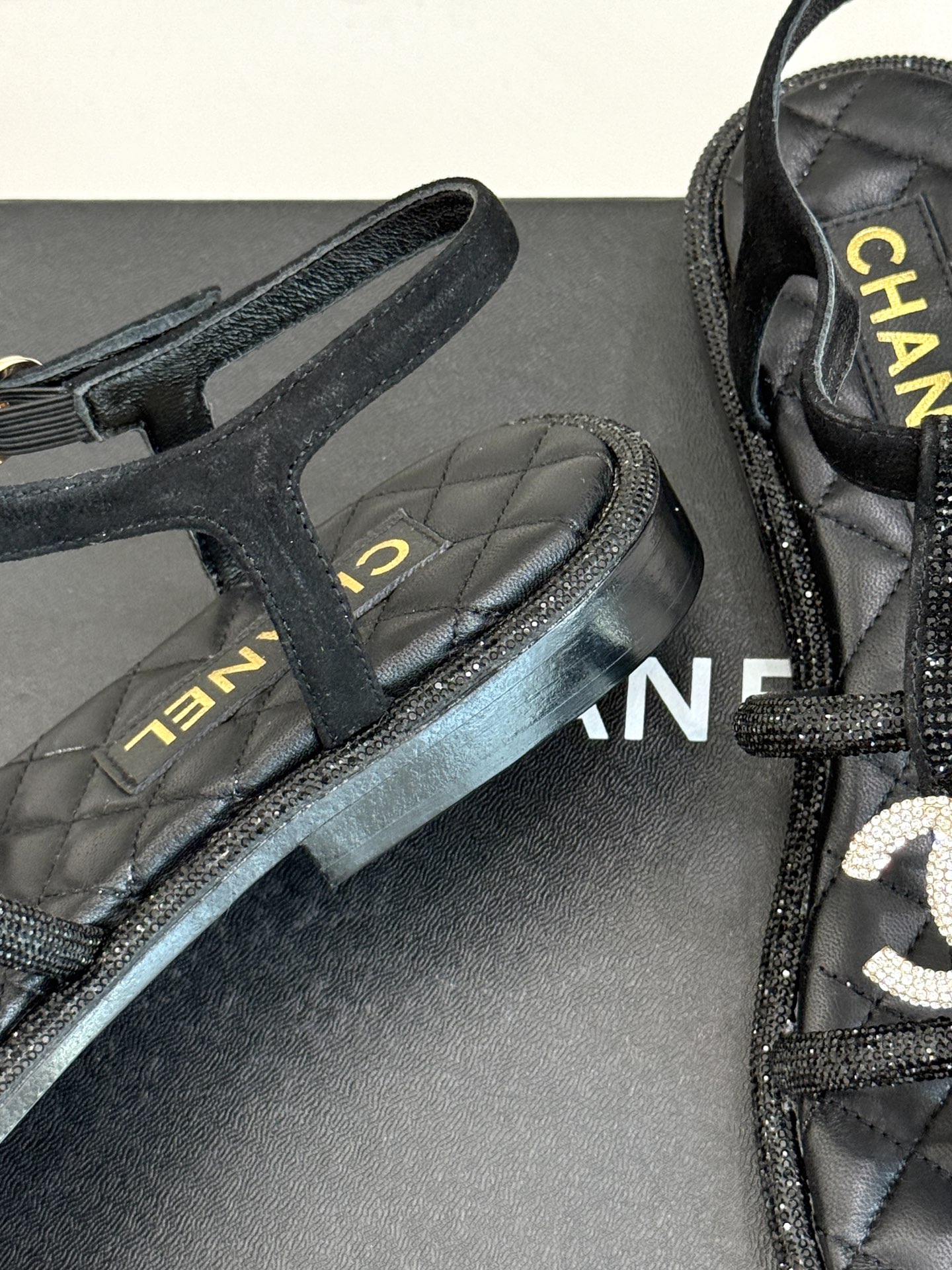 
CHANE* ｜小香25。春夏新品
水钻双C夹脚凉鞋
好穿又出片的度假风夹脚凉鞋🏖️
经典水钻大双C标