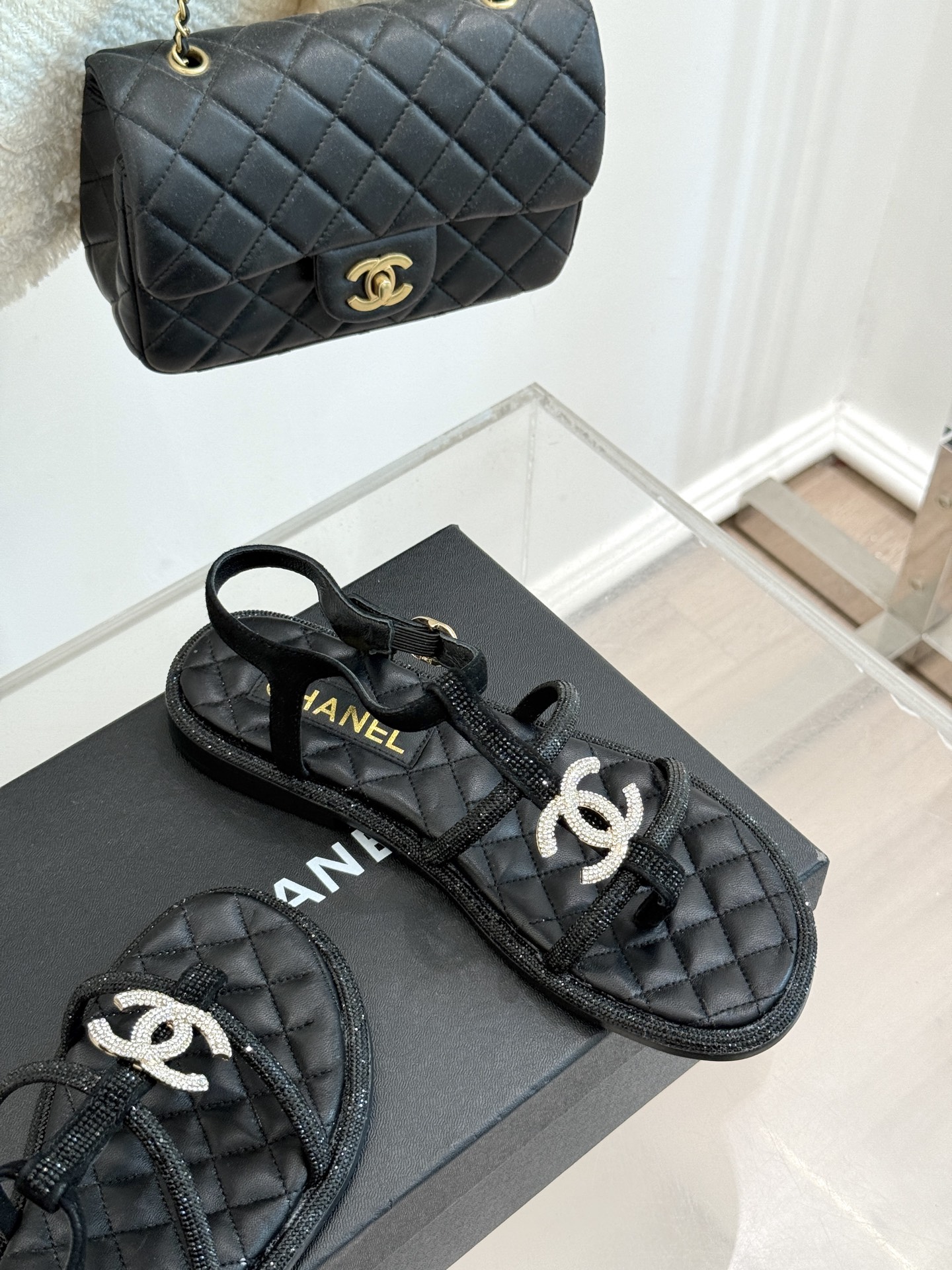 
CHANE* ｜小香25。春夏新品
水钻双C夹脚凉鞋
好穿又出片的度假风夹脚凉鞋🏖️
经典水钻大双C标