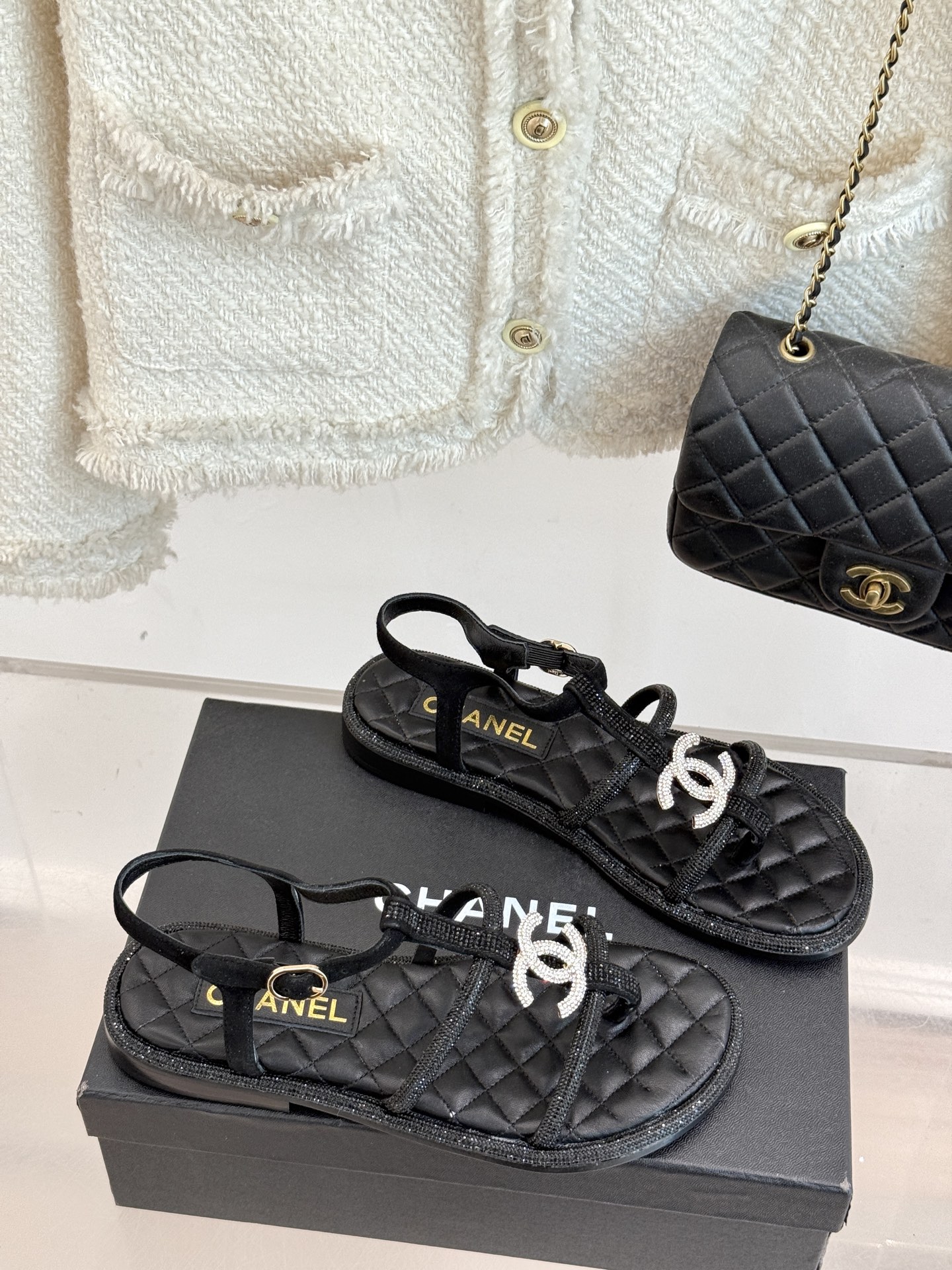 
CHANE* ｜小香25。春夏新品
水钻双C夹脚凉鞋
好穿又出片的度假风夹脚凉鞋🏖️
经典水钻大双C标