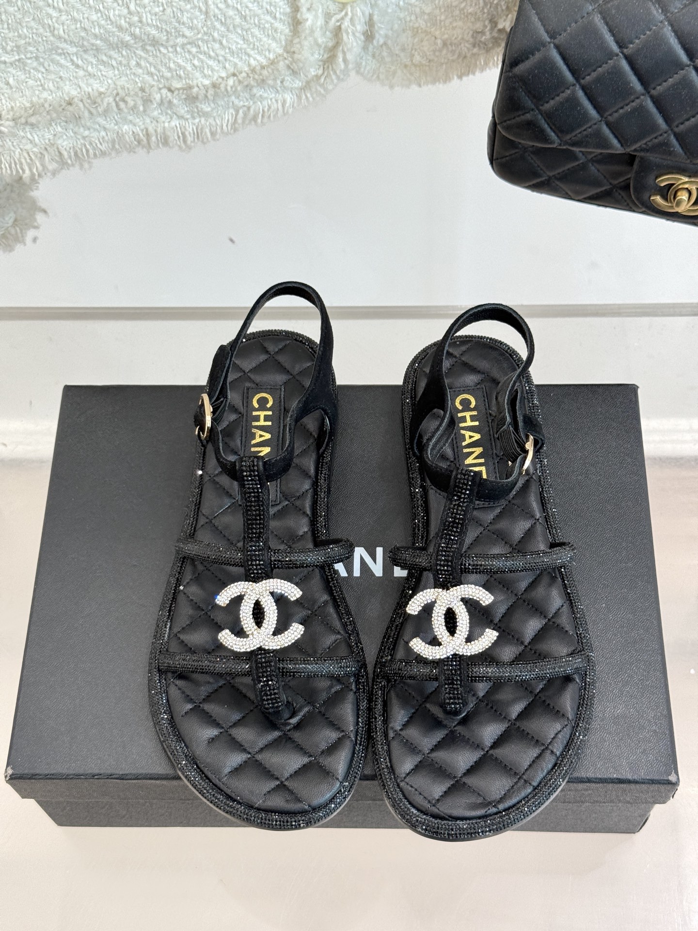 
CHANE* ｜小香25。春夏新品
水钻双C夹脚凉鞋
好穿又出片的度假风夹脚凉鞋🏖️
经典水钻大双C标
