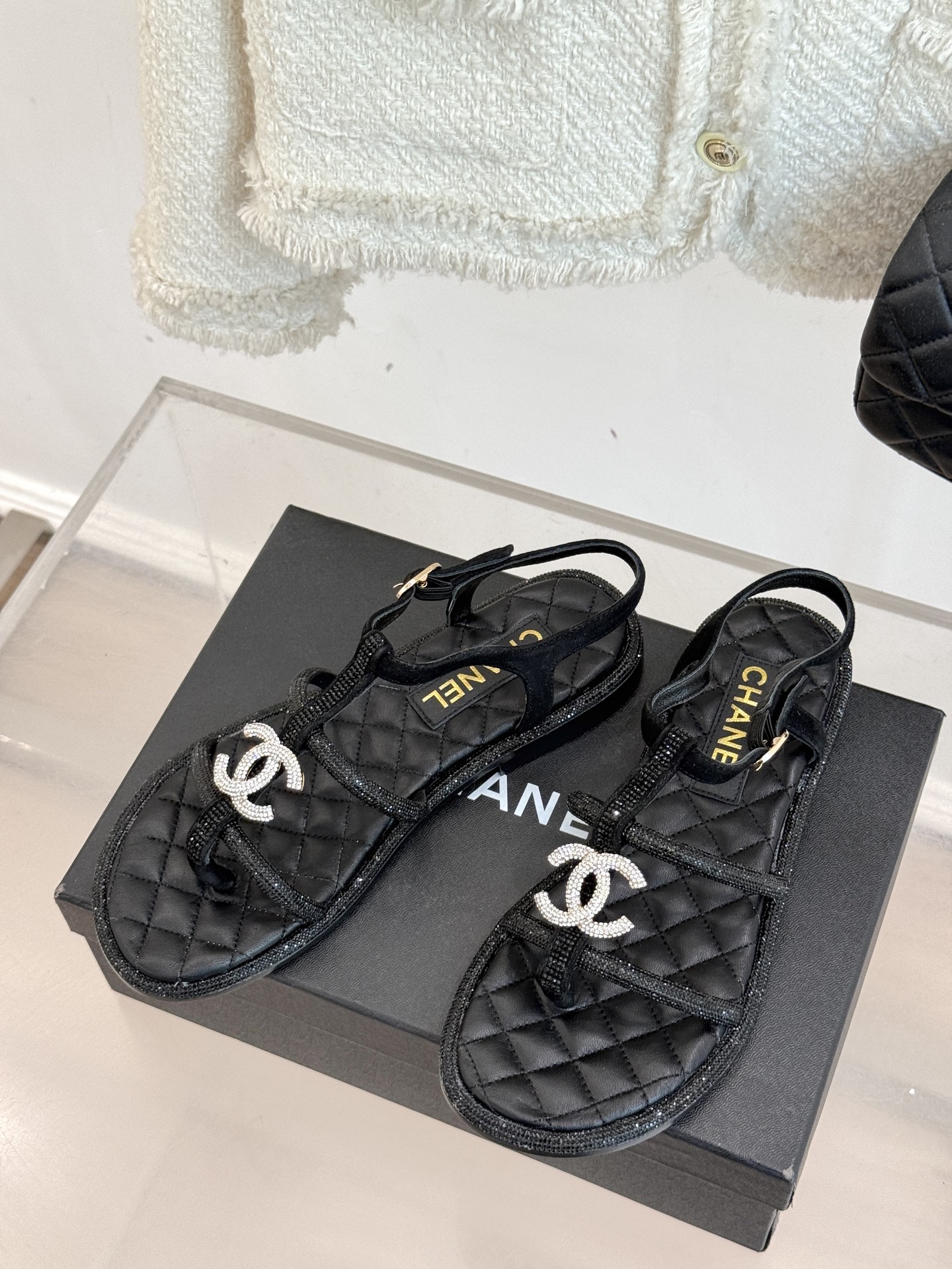 
CHANE* ｜小香25。春夏新品
水钻双C夹脚凉鞋
好穿又出片的度假风夹脚凉鞋🏖️
经典水钻大双C标