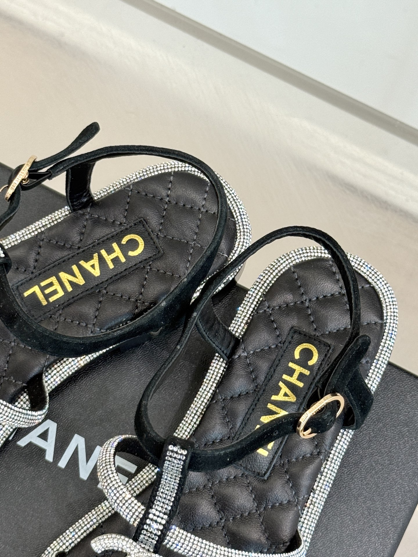 
CHANE* ｜小香25。春夏新品
水钻双C夹脚凉鞋
好穿又出片的度假风夹脚凉鞋🏖️
经典水钻大双C标