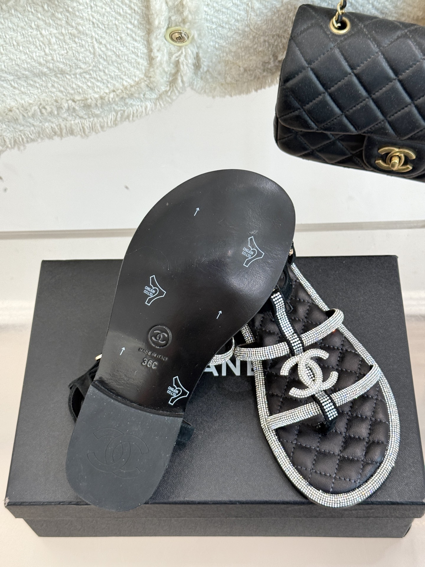 
CHANE* ｜小香25。春夏新品
水钻双C夹脚凉鞋
好穿又出片的度假风夹脚凉鞋🏖️
经典水钻大双C标