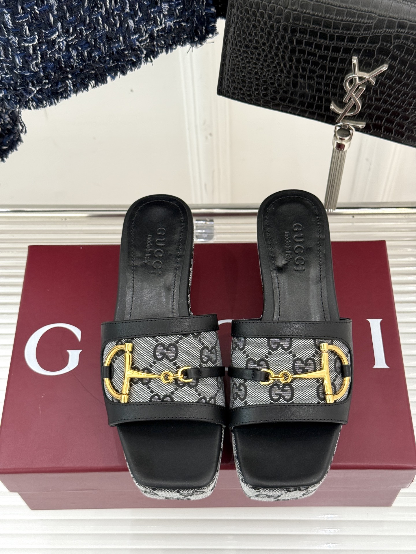 
Gucc* 经典马衔扣老花厚底拖鞋
这款真的是矮个子美眉的福音‼️
既复古又时髦🙋而且很还百搭 
搭配