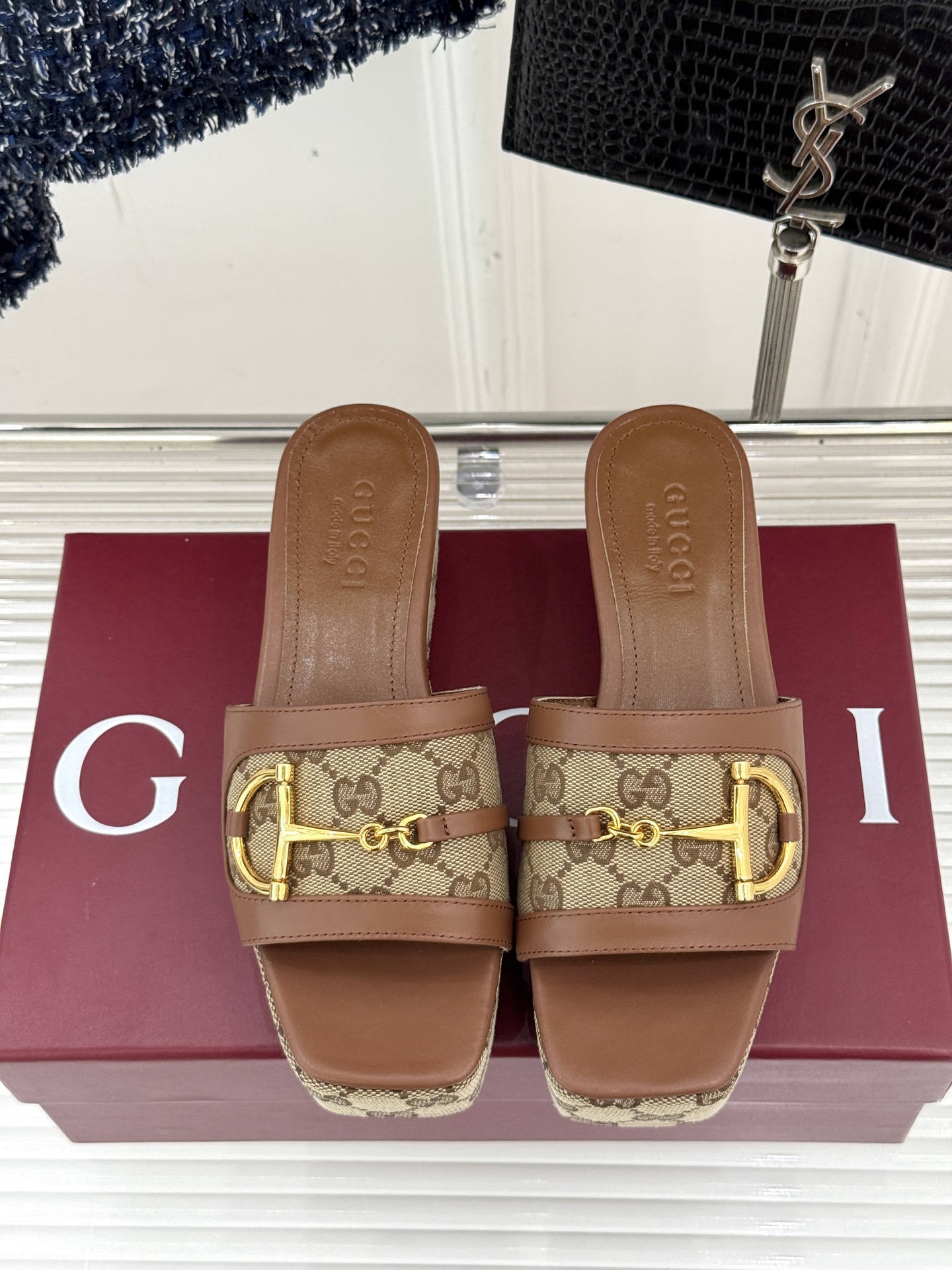 
Gucc* 经典马衔扣老花厚底拖鞋
这款真的是矮个子美眉的福音‼️
既复古又时髦🙋而且很还百搭 
搭配