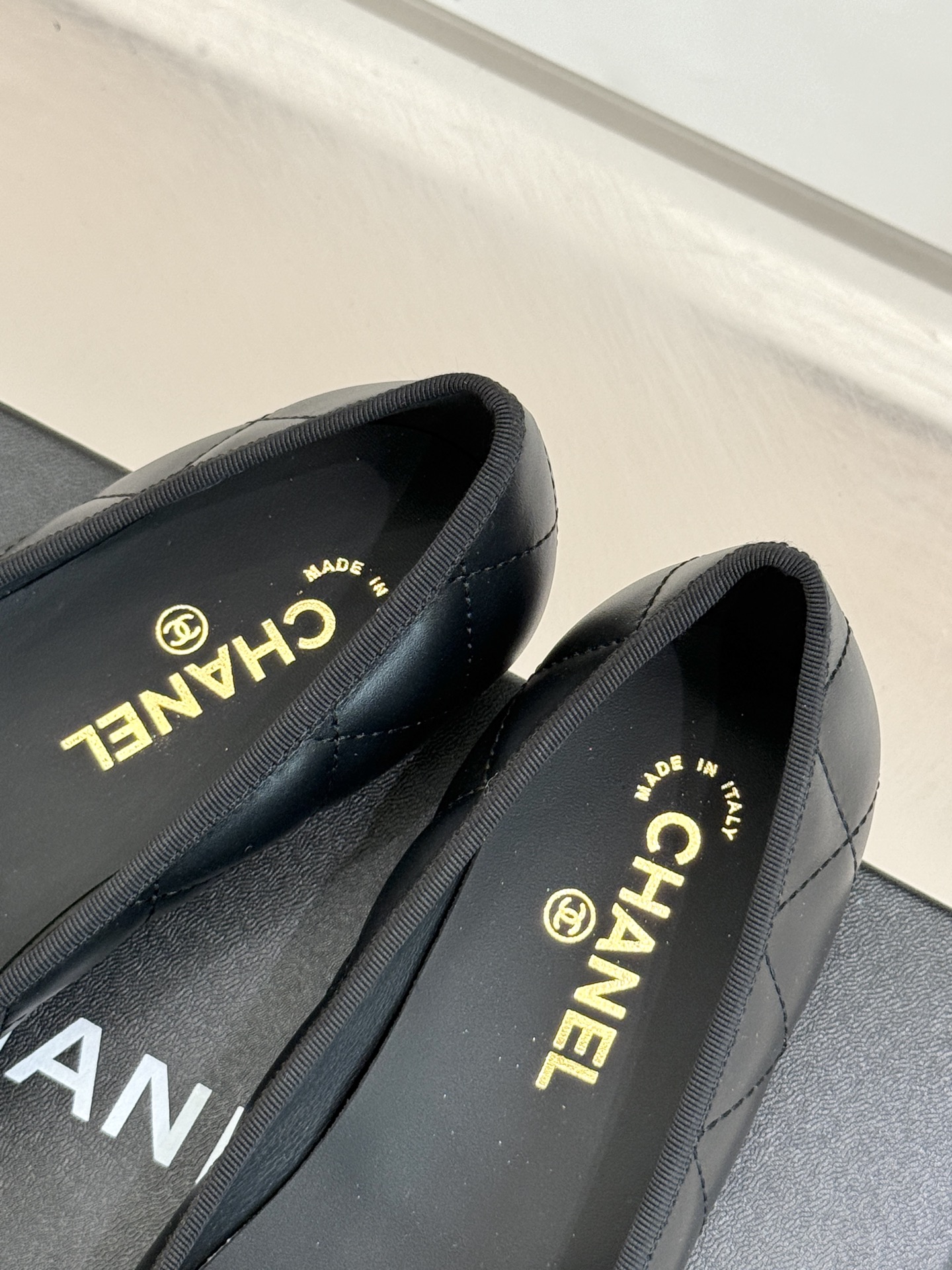 
CHANE*｜小香经典翻盖书包扣
菱格链条双C平底单鞋
经典永不过时 简约大气
菱格搭配翻盖式书包锁扣