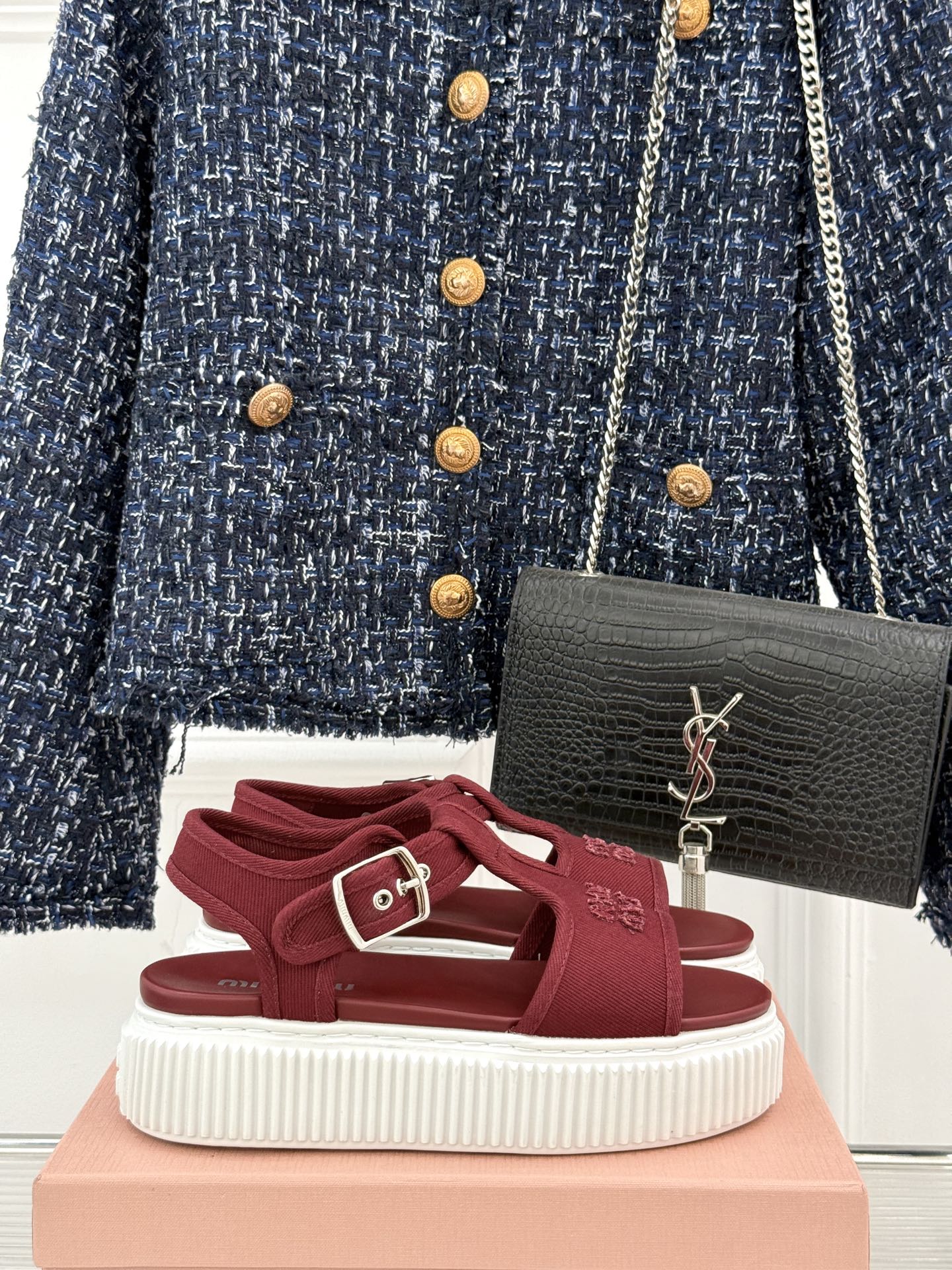 
Miu Miu/缪缪25s新品复古
厚底小白鞋帆布鞋半拖
缪缪这一季也太少女 太好看了！
简约的设计搭
