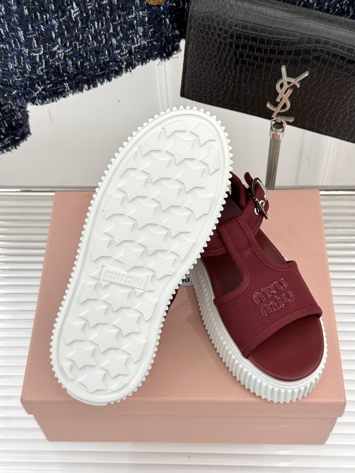 
Miu Miu/缪缪25s新品复古
厚底小白鞋帆布鞋半拖
缪缪这一季也太少女 太好看了！
简约的设计搭