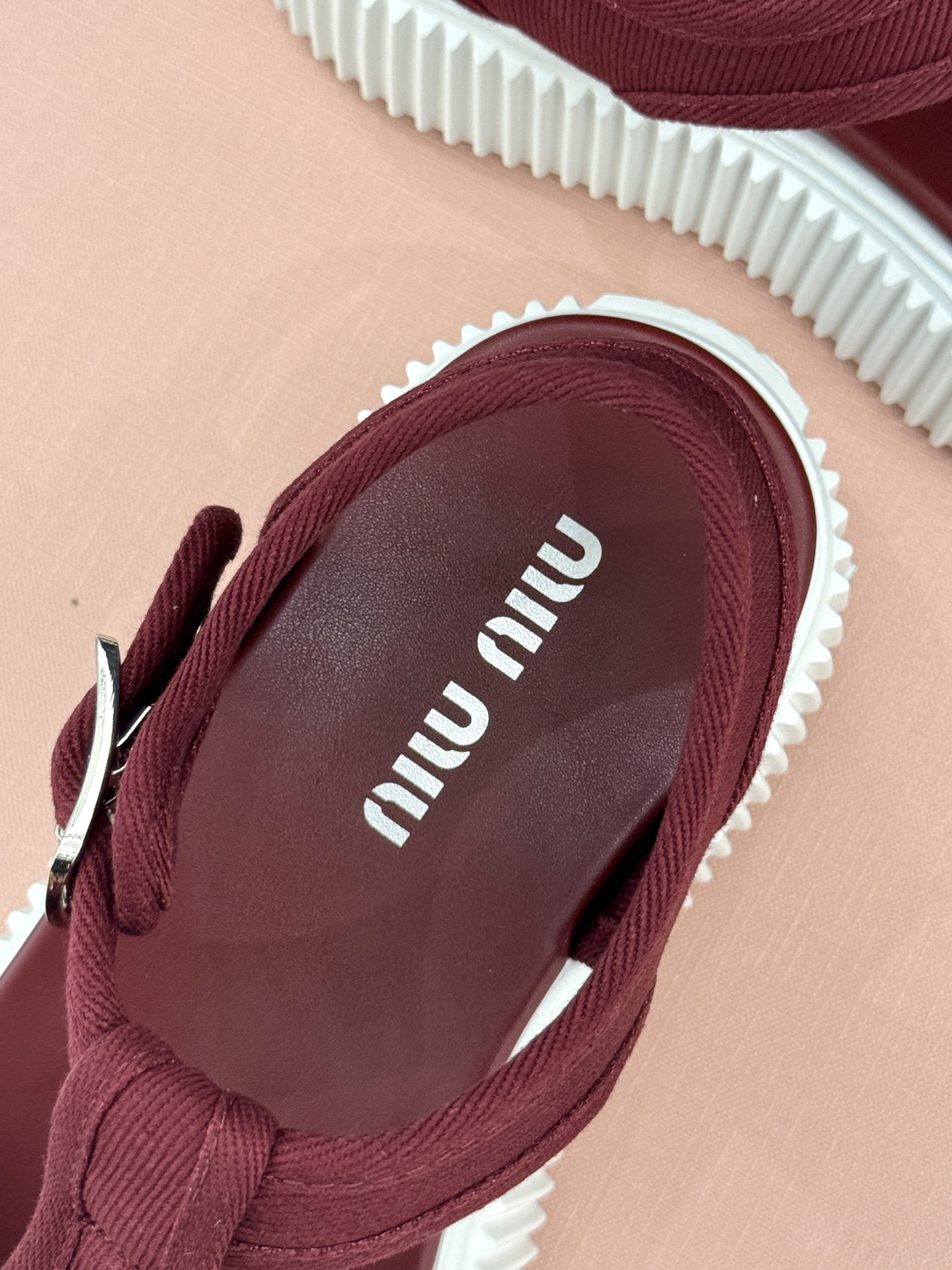 
Miu Miu/缪缪25s新品复古
厚底小白鞋帆布鞋半拖
缪缪这一季也太少女 太好看了！
简约的设计搭