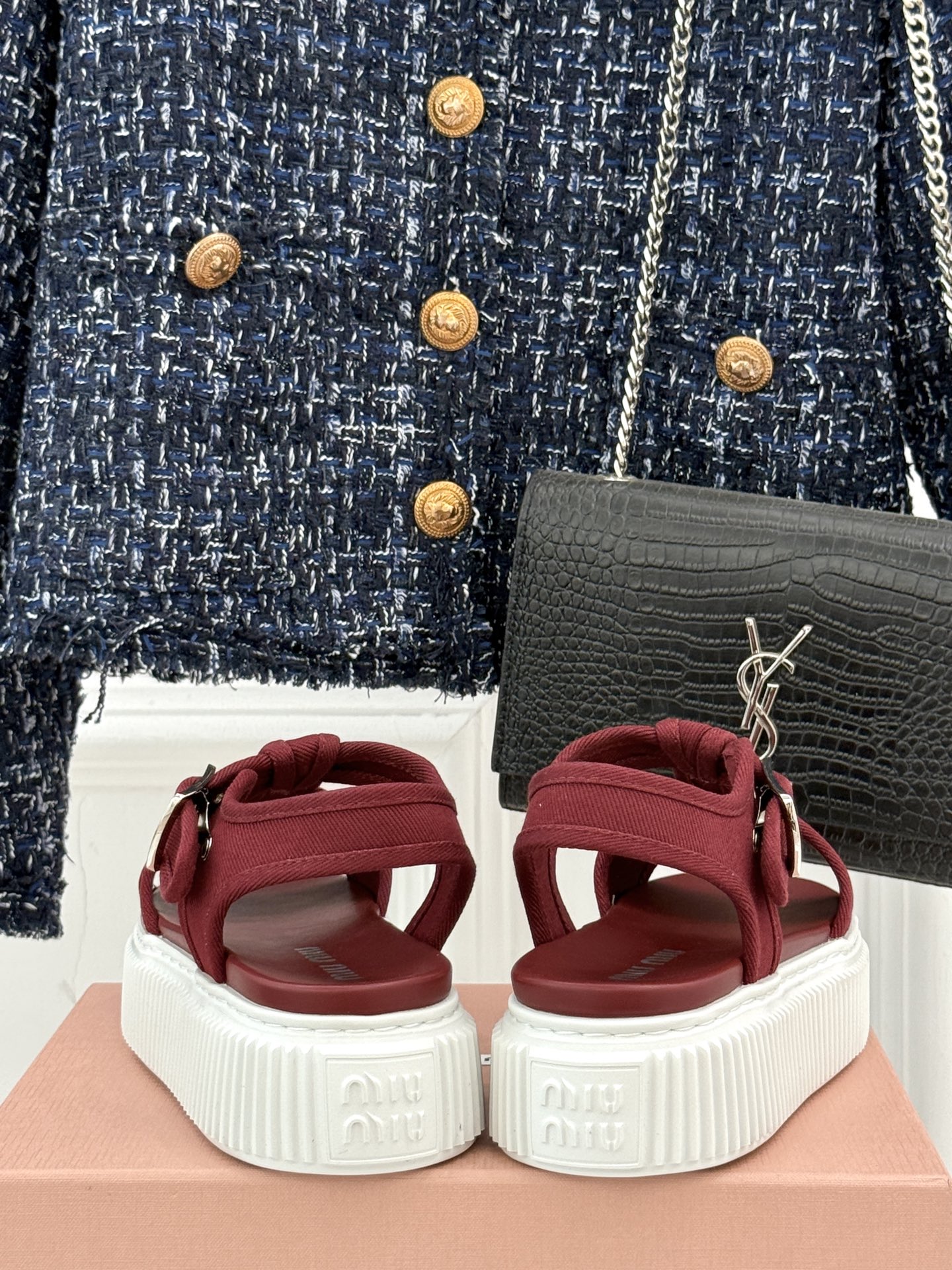 
Miu Miu/缪缪25s新品复古
厚底小白鞋帆布鞋半拖
缪缪这一季也太少女 太好看了！
简约的设计搭