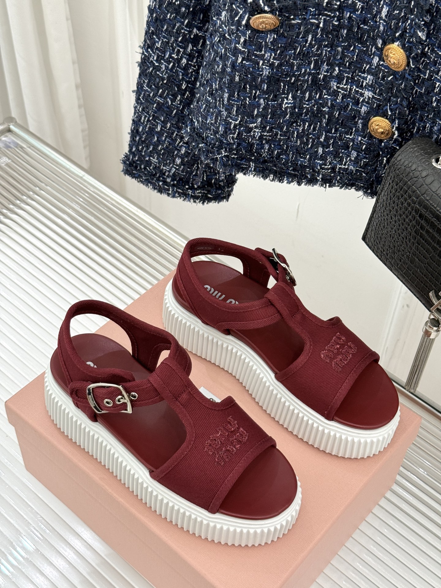 
Miu Miu/缪缪25s新品复古
厚底小白鞋帆布鞋半拖
缪缪这一季也太少女 太好看了！
简约的设计搭