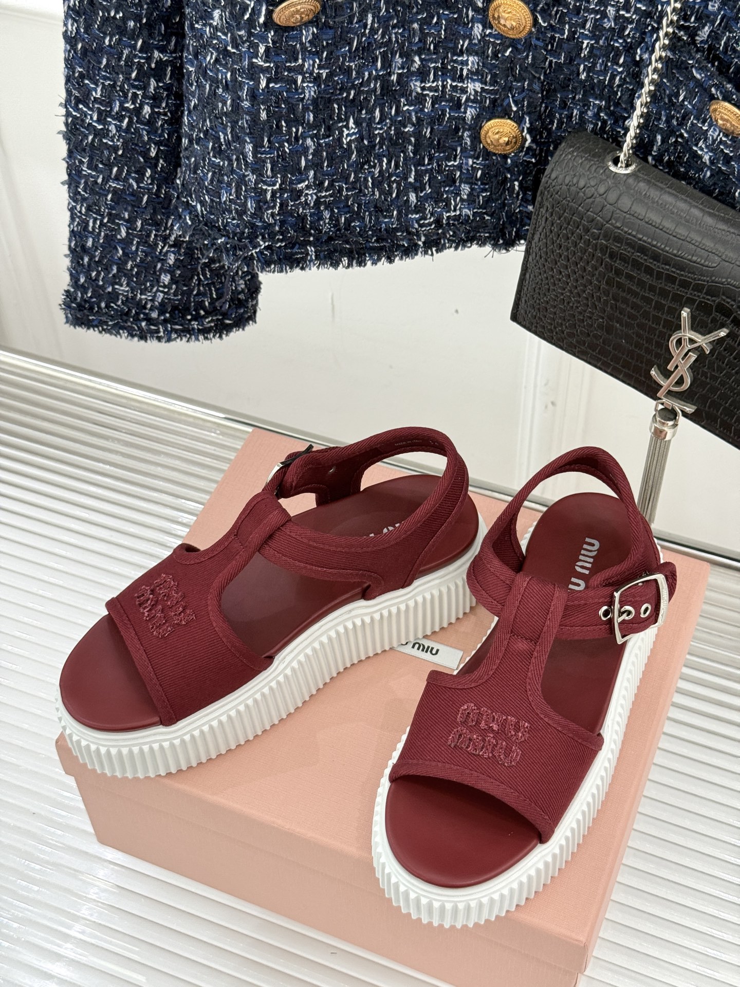 
Miu Miu/缪缪25s新品复古
厚底小白鞋帆布鞋半拖
缪缪这一季也太少女 太好看了！
简约的设计搭