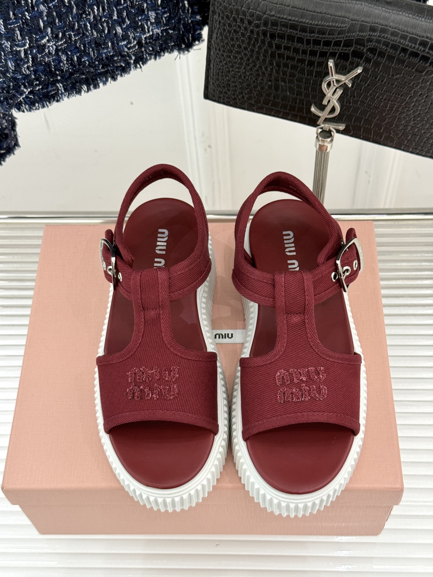 
Miu Miu/缪缪25s新品复古
厚底小白鞋帆布鞋半拖
缪缪这一季也太少女 太好看了！
简约的设计搭
