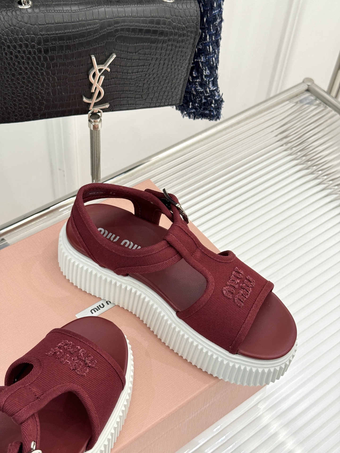 
Miu Miu/缪缪25s新品复古
厚底小白鞋帆布鞋半拖
缪缪这一季也太少女 太好看了！
简约的设计搭