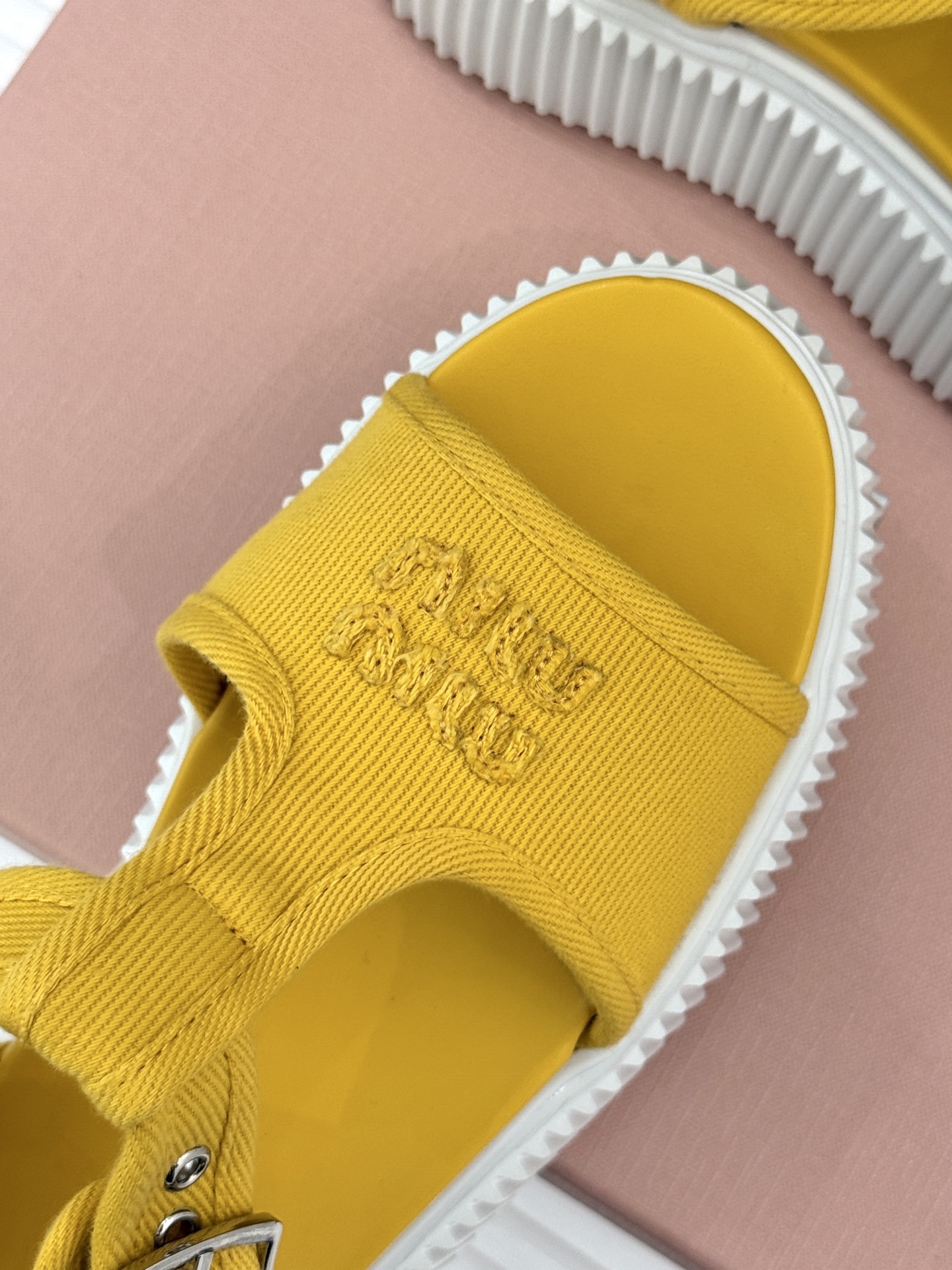 
Miu Miu/缪缪25s新品复古
厚底小白鞋帆布鞋半拖
缪缪这一季也太少女 太好看了！
简约的设计搭