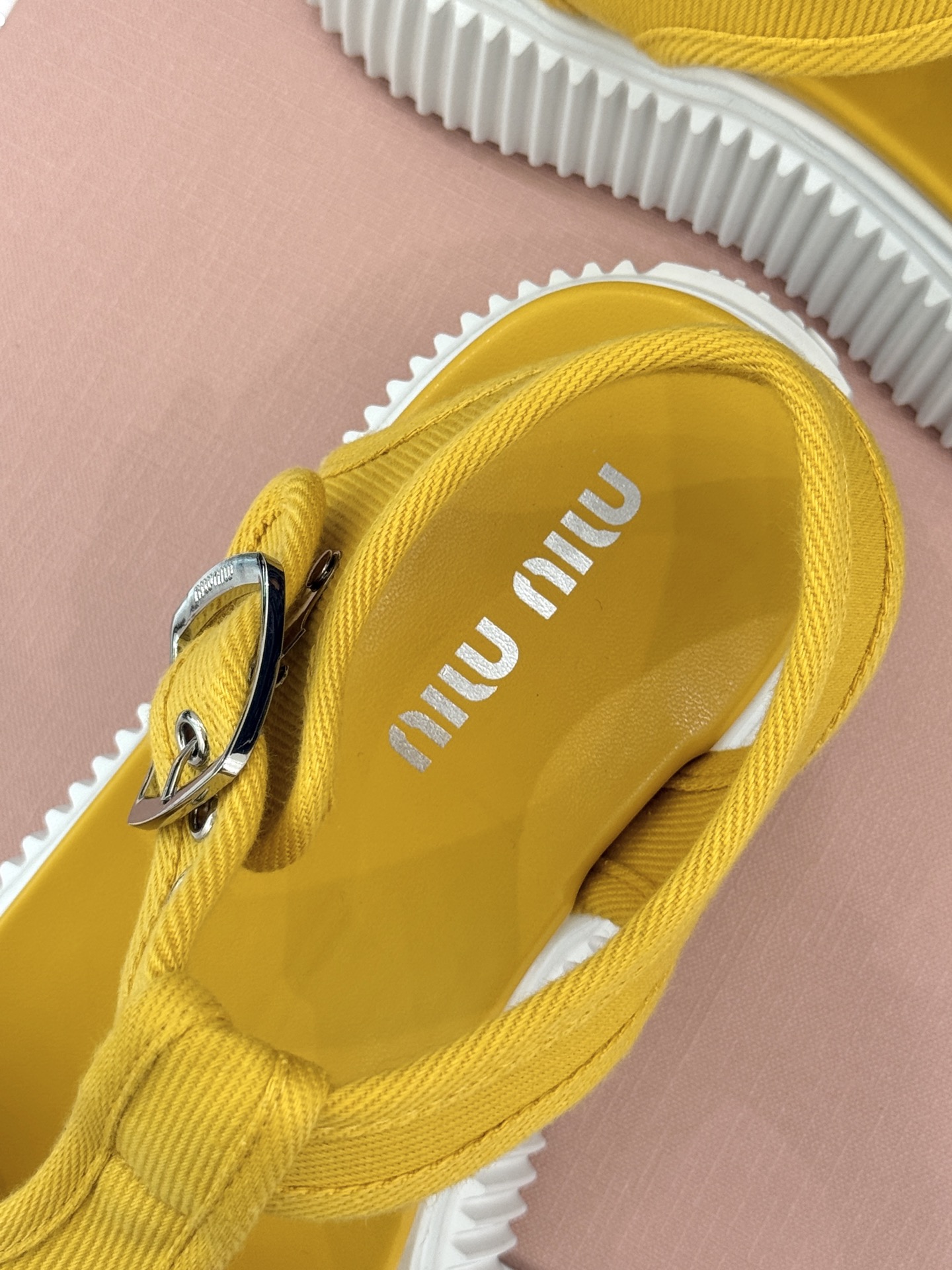 
Miu Miu/缪缪25s新品复古
厚底小白鞋帆布鞋半拖
缪缪这一季也太少女 太好看了！
简约的设计搭