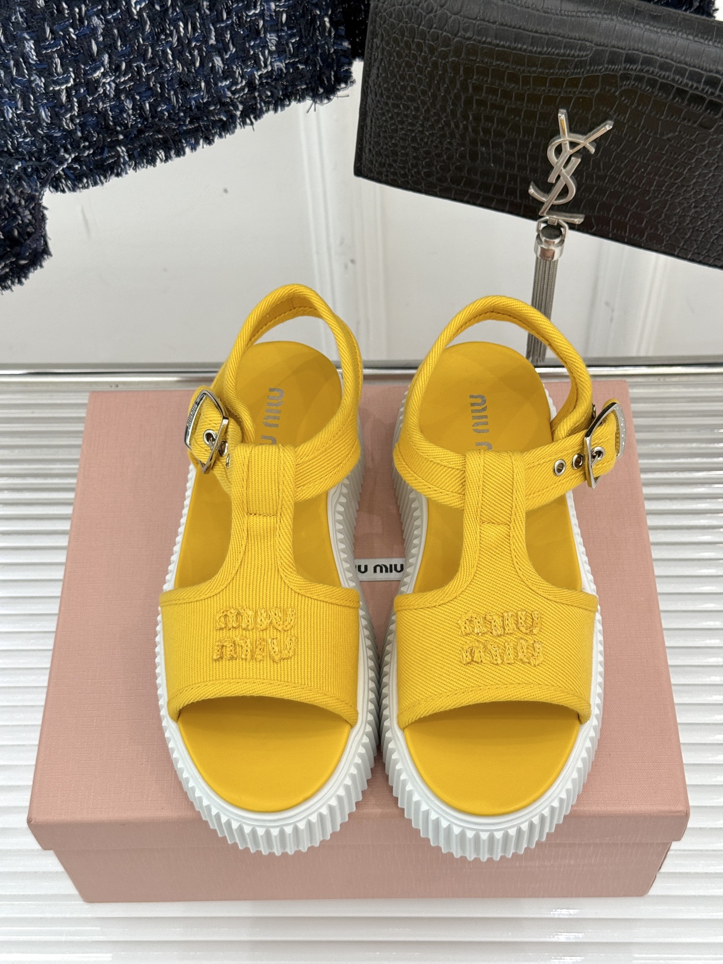 
Miu Miu/缪缪25s新品复古
厚底小白鞋帆布鞋半拖
缪缪这一季也太少女 太好看了！
简约的设计搭