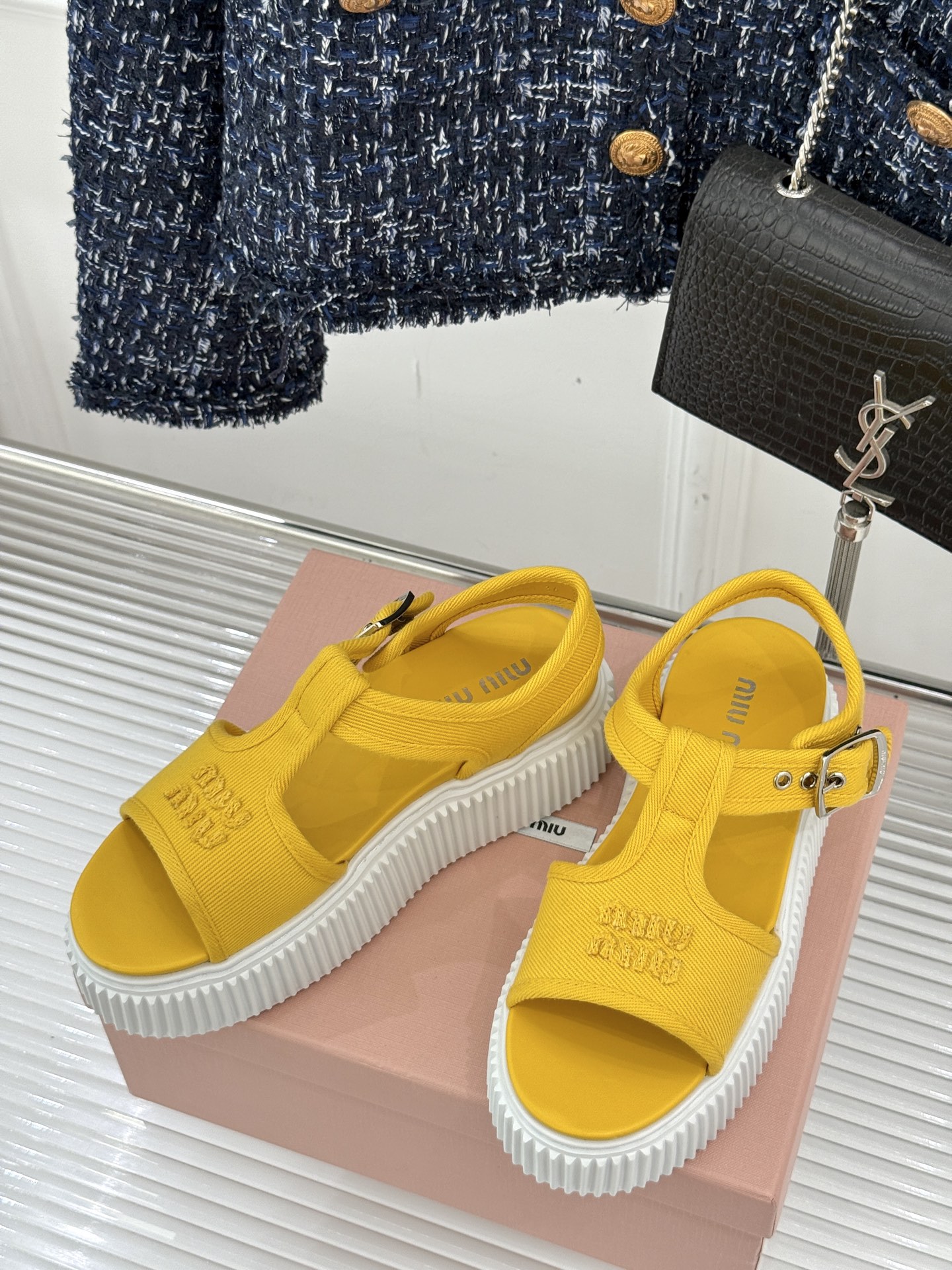 
Miu Miu/缪缪25s新品复古
厚底小白鞋帆布鞋半拖
缪缪这一季也太少女 太好看了！
简约的设计搭