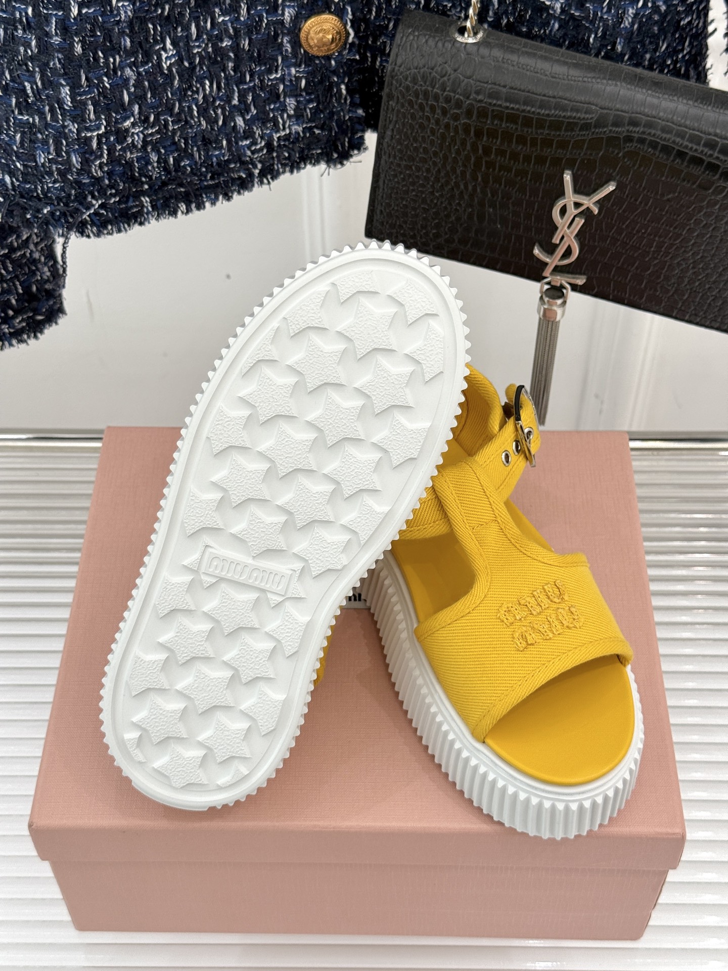 
Miu Miu/缪缪25s新品复古
厚底小白鞋帆布鞋半拖
缪缪这一季也太少女 太好看了！
简约的设计搭
