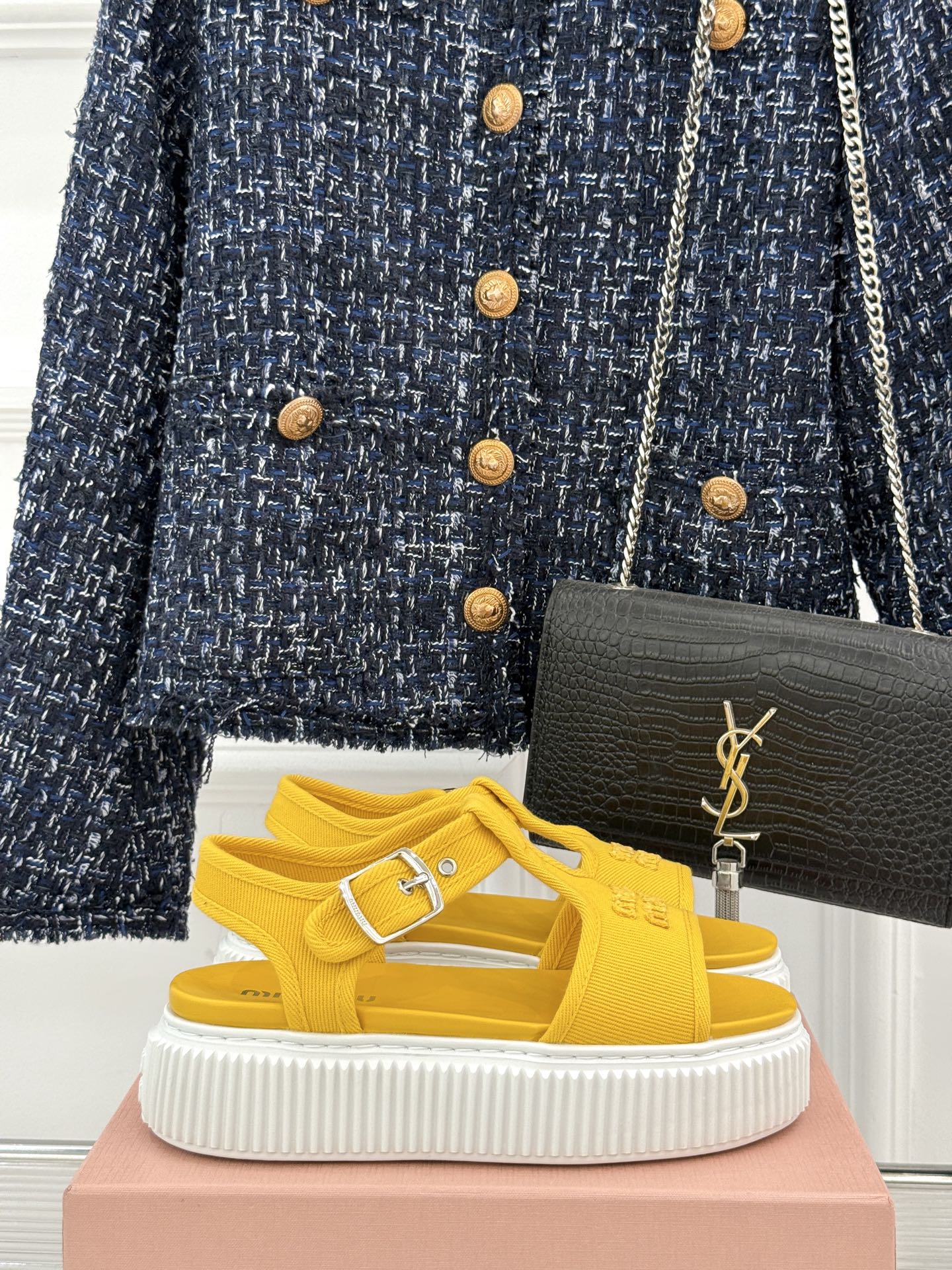 
Miu Miu/缪缪25s新品复古
厚底小白鞋帆布鞋半拖
缪缪这一季也太少女 太好看了！
简约的设计搭
