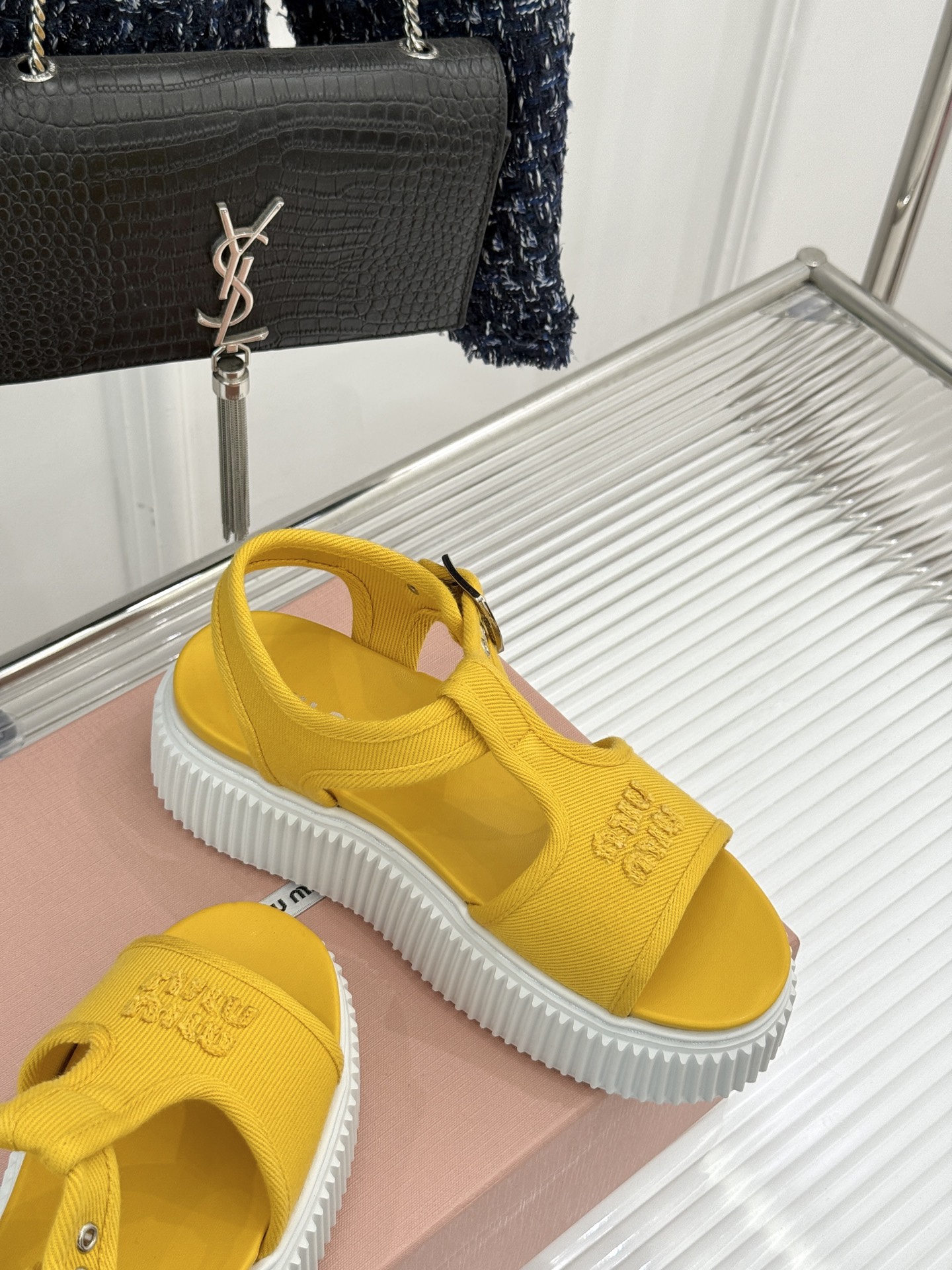 
Miu Miu/缪缪25s新品复古
厚底小白鞋帆布鞋半拖
缪缪这一季也太少女 太好看了！
简约的设计搭