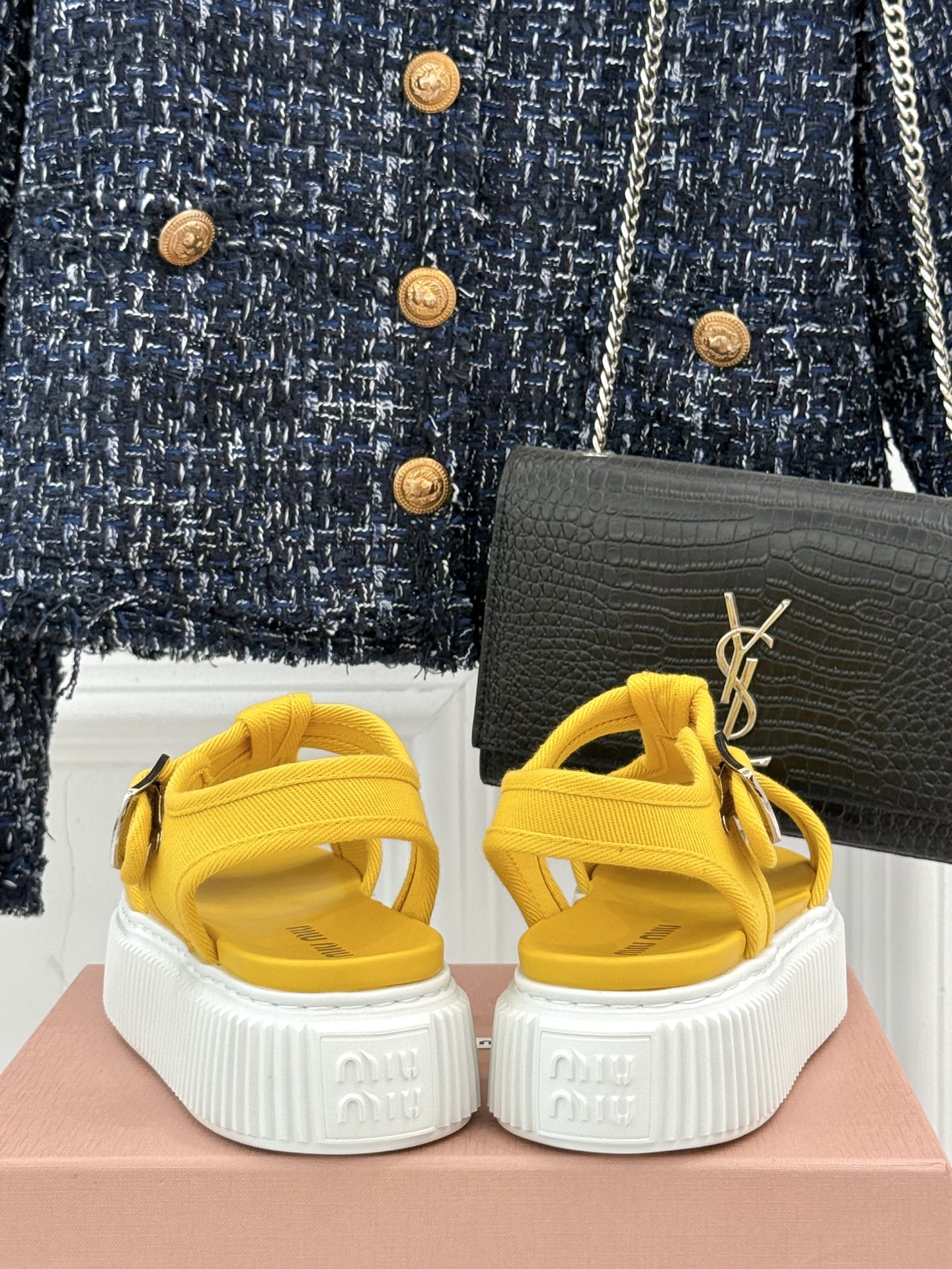 
Miu Miu/缪缪25s新品复古
厚底小白鞋帆布鞋半拖
缪缪这一季也太少女 太好看了！
简约的设计搭
