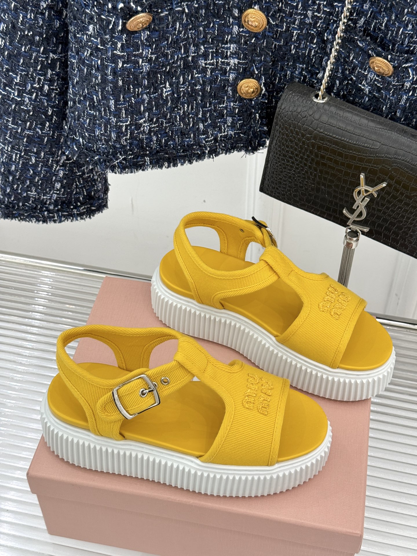 
Miu Miu/缪缪25s新品复古
厚底小白鞋帆布鞋半拖
缪缪这一季也太少女 太好看了！
简约的设计搭