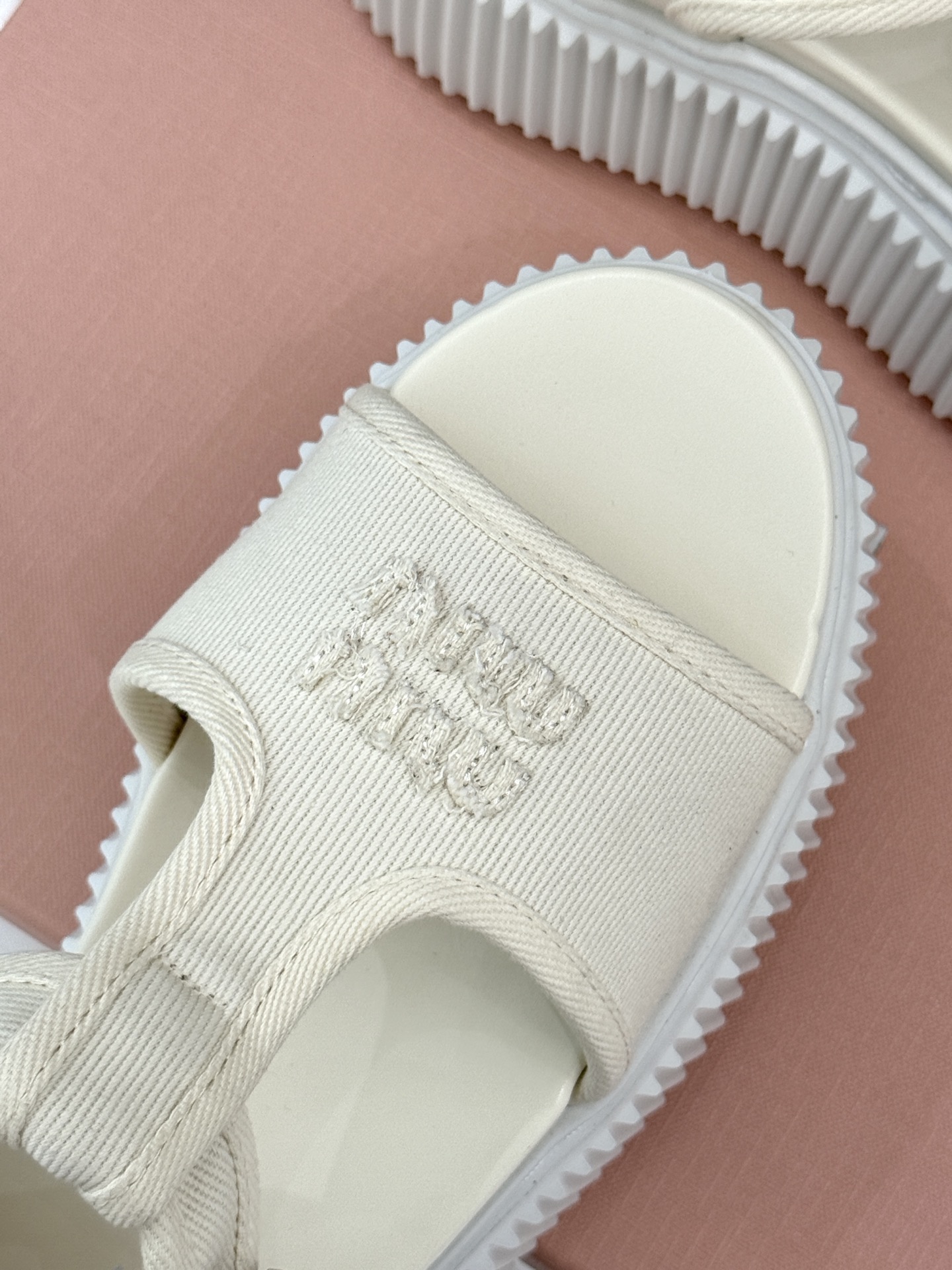 
Miu Miu/缪缪25s新品复古
厚底小白鞋帆布鞋半拖
缪缪这一季也太少女 太好看了！
简约的设计搭