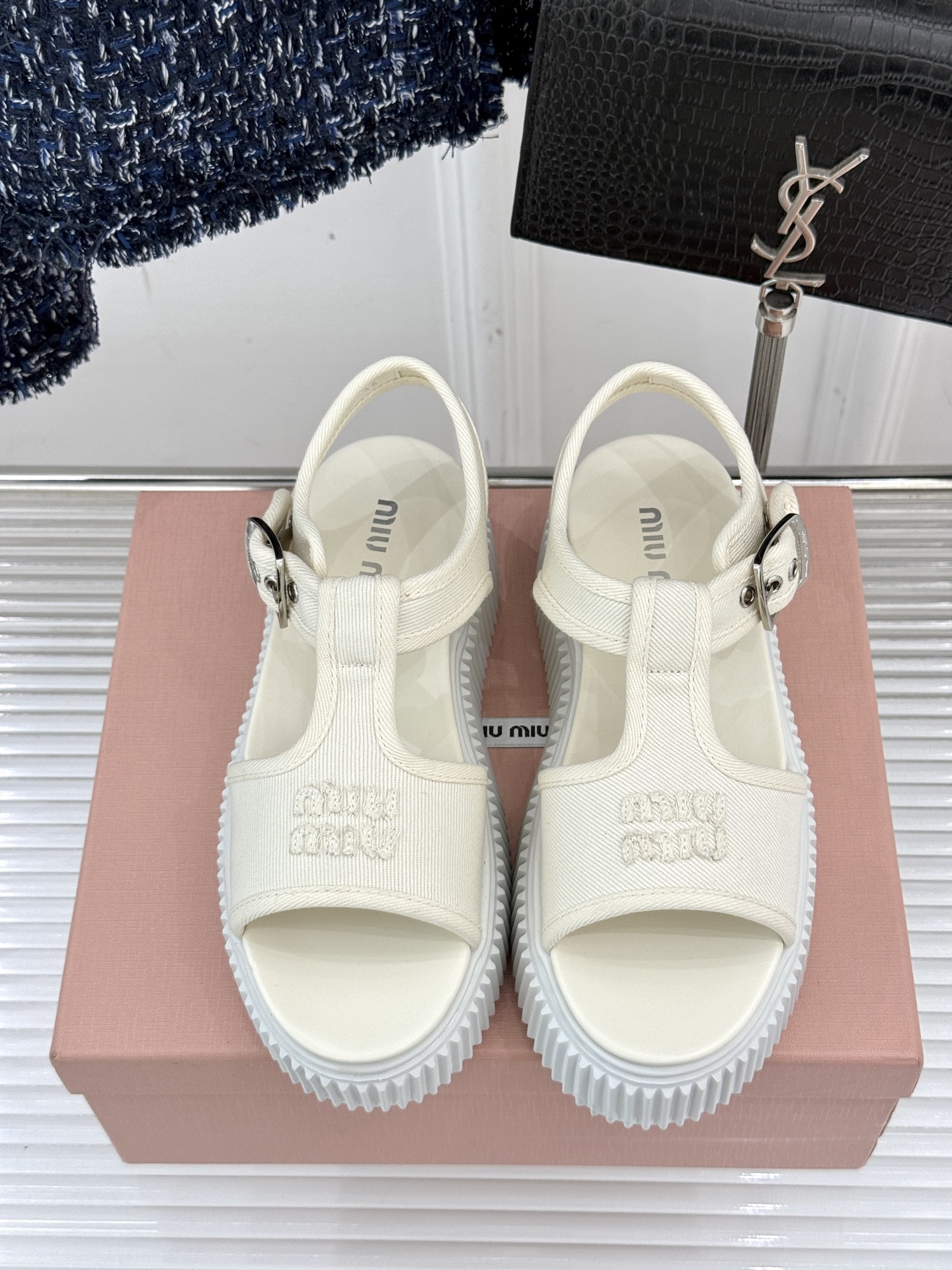 
Miu Miu/缪缪25s新品复古
厚底小白鞋帆布鞋半拖
缪缪这一季也太少女 太好看了！
简约的设计搭