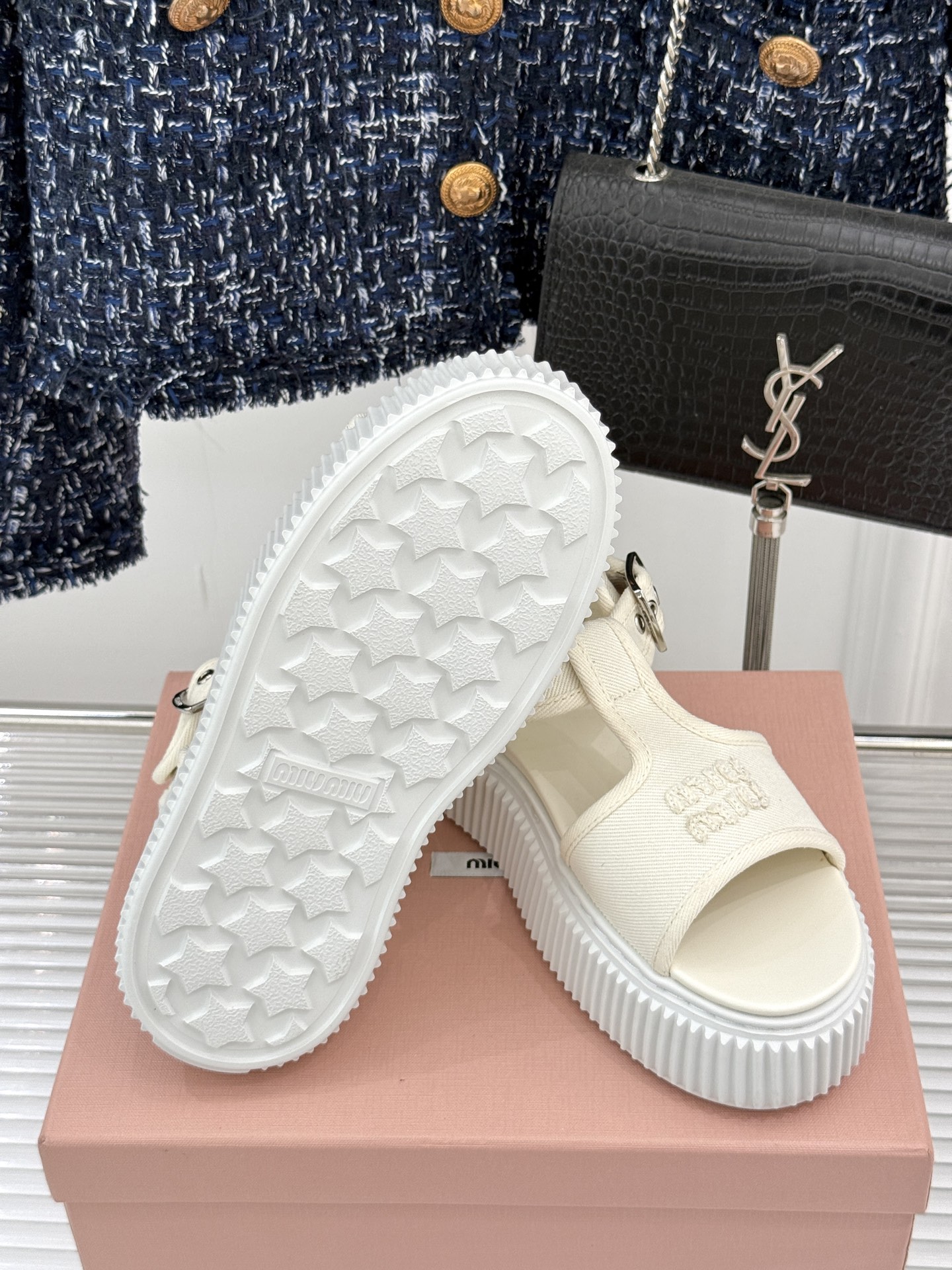 
Miu Miu/缪缪25s新品复古
厚底小白鞋帆布鞋半拖
缪缪这一季也太少女 太好看了！
简约的设计搭