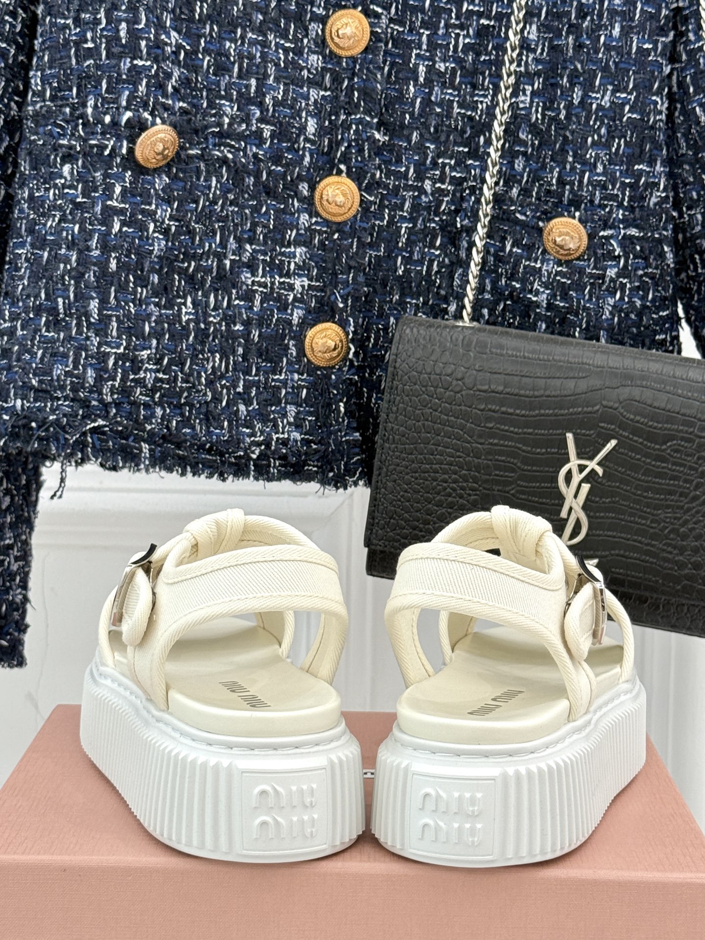 
Miu Miu/缪缪25s新品复古
厚底小白鞋帆布鞋半拖
缪缪这一季也太少女 太好看了！
简约的设计搭