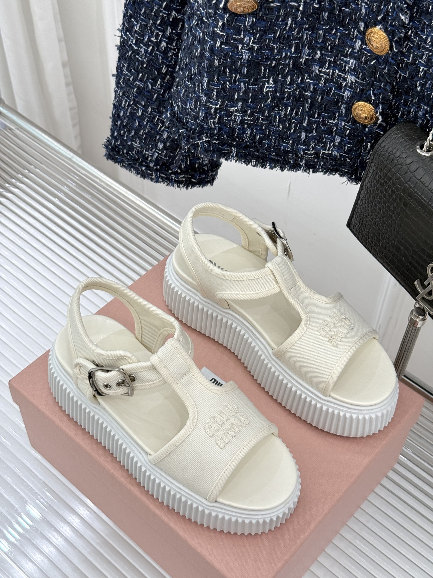 
Miu Miu/缪缪25s新品复古
厚底小白鞋帆布鞋半拖
缪缪这一季也太少女 太好看了！
简约的设计搭