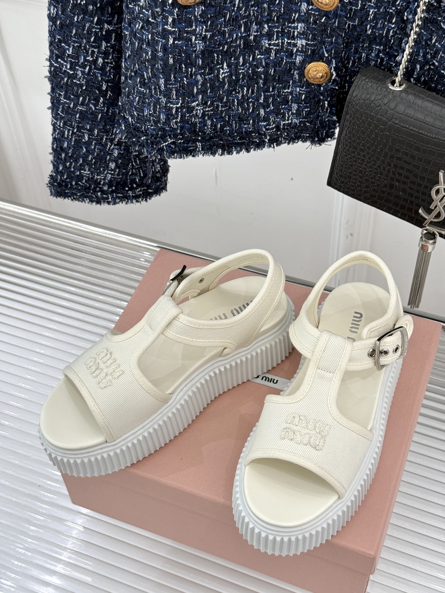 
Miu Miu/缪缪25s新品复古
厚底小白鞋帆布鞋半拖
缪缪这一季也太少女 太好看了！
简约的设计搭