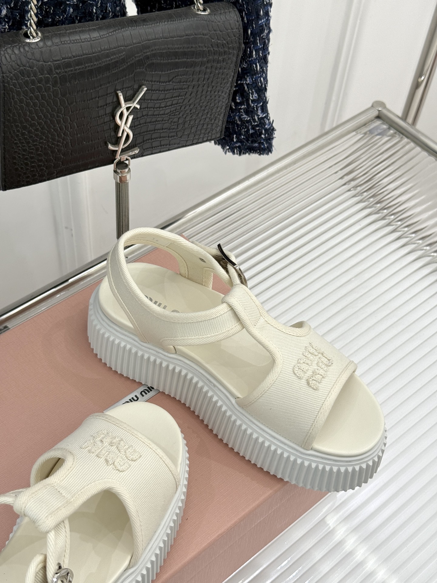 
Miu Miu/缪缪25s新品复古
厚底小白鞋帆布鞋半拖
缪缪这一季也太少女 太好看了！
简约的设计搭
