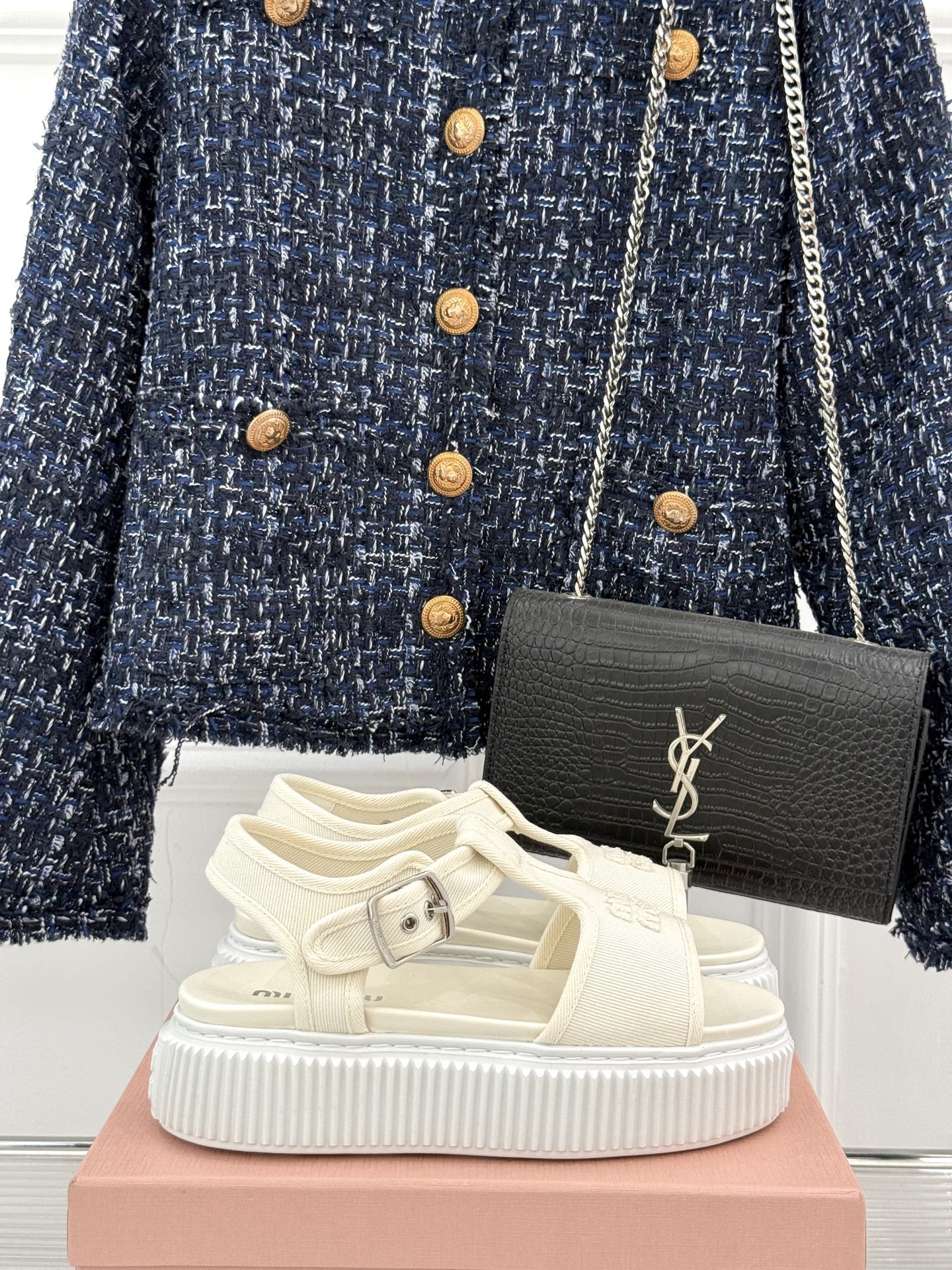
Miu Miu/缪缪25s新品复古
厚底小白鞋帆布鞋半拖
缪缪这一季也太少女 太好看了！
简约的设计搭
