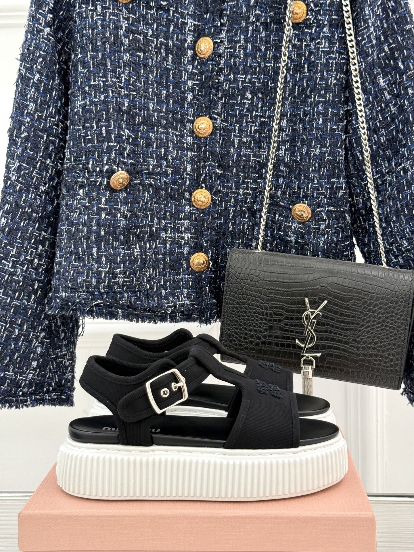 
Miu Miu/缪缪25s新品复古
厚底小白鞋帆布鞋半拖
缪缪这一季也太少女 太好看了！
简约的设计搭