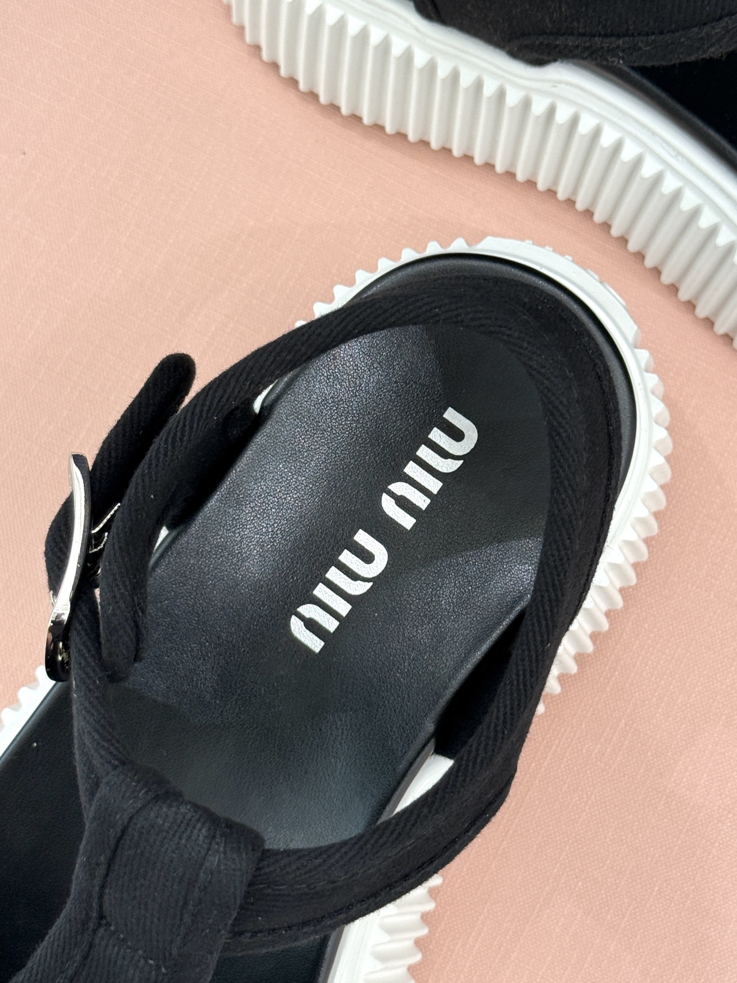 
Miu Miu/缪缪25s新品复古
厚底小白鞋帆布鞋半拖
缪缪这一季也太少女 太好看了！
简约的设计搭