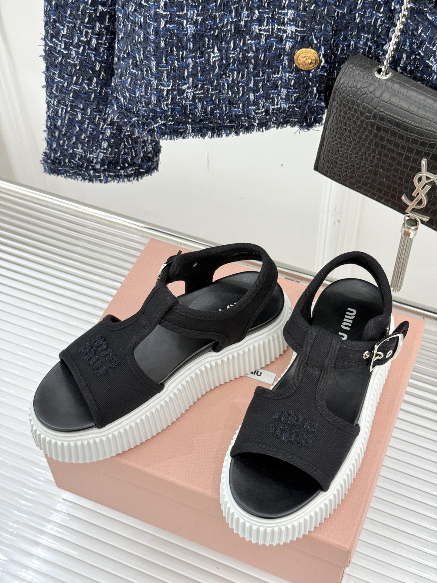 
Miu Miu/缪缪25s新品复古
厚底小白鞋帆布鞋半拖
缪缪这一季也太少女 太好看了！
简约的设计搭