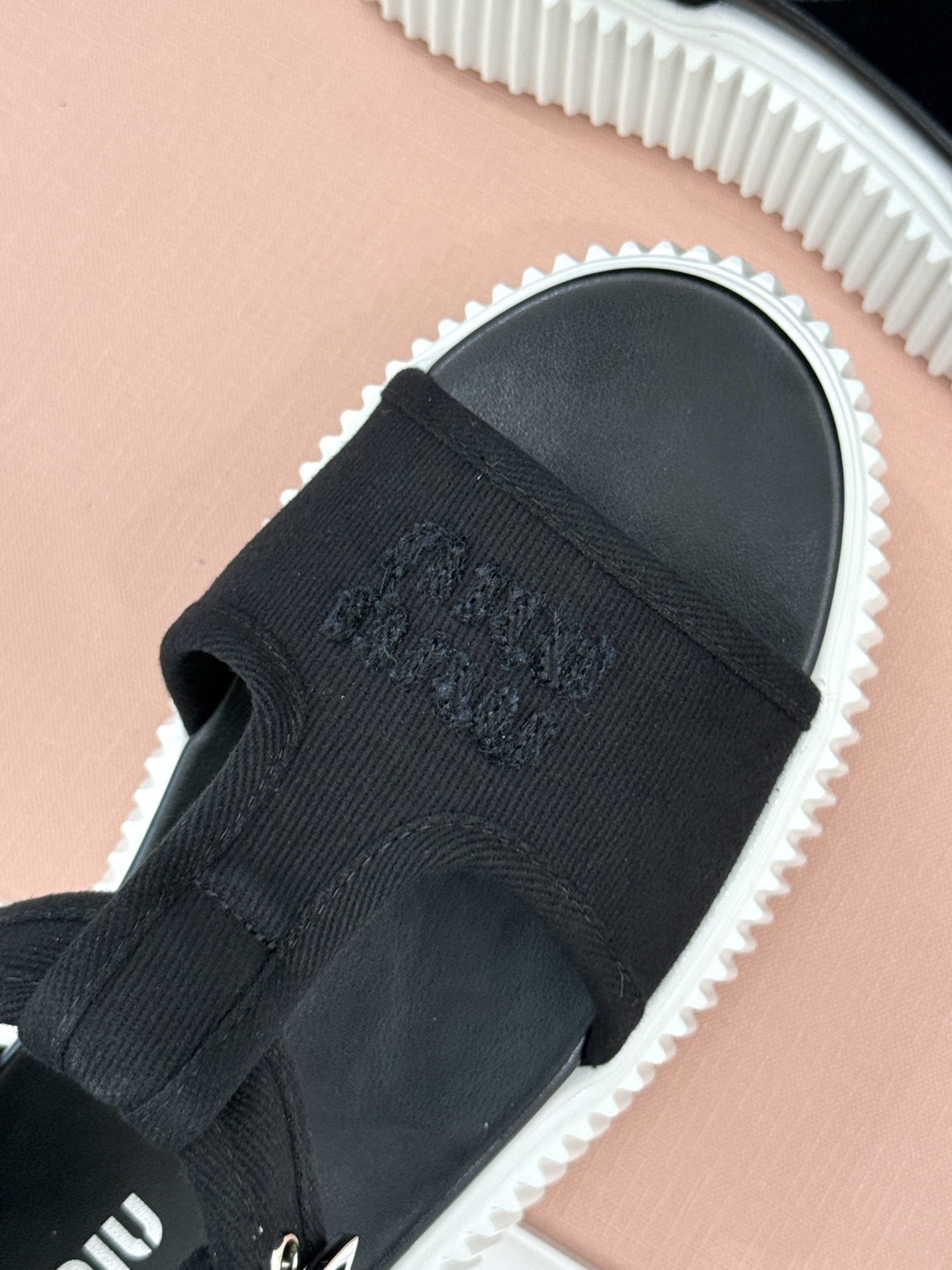 
Miu Miu/缪缪25s新品复古
厚底小白鞋帆布鞋半拖
缪缪这一季也太少女 太好看了！
简约的设计搭