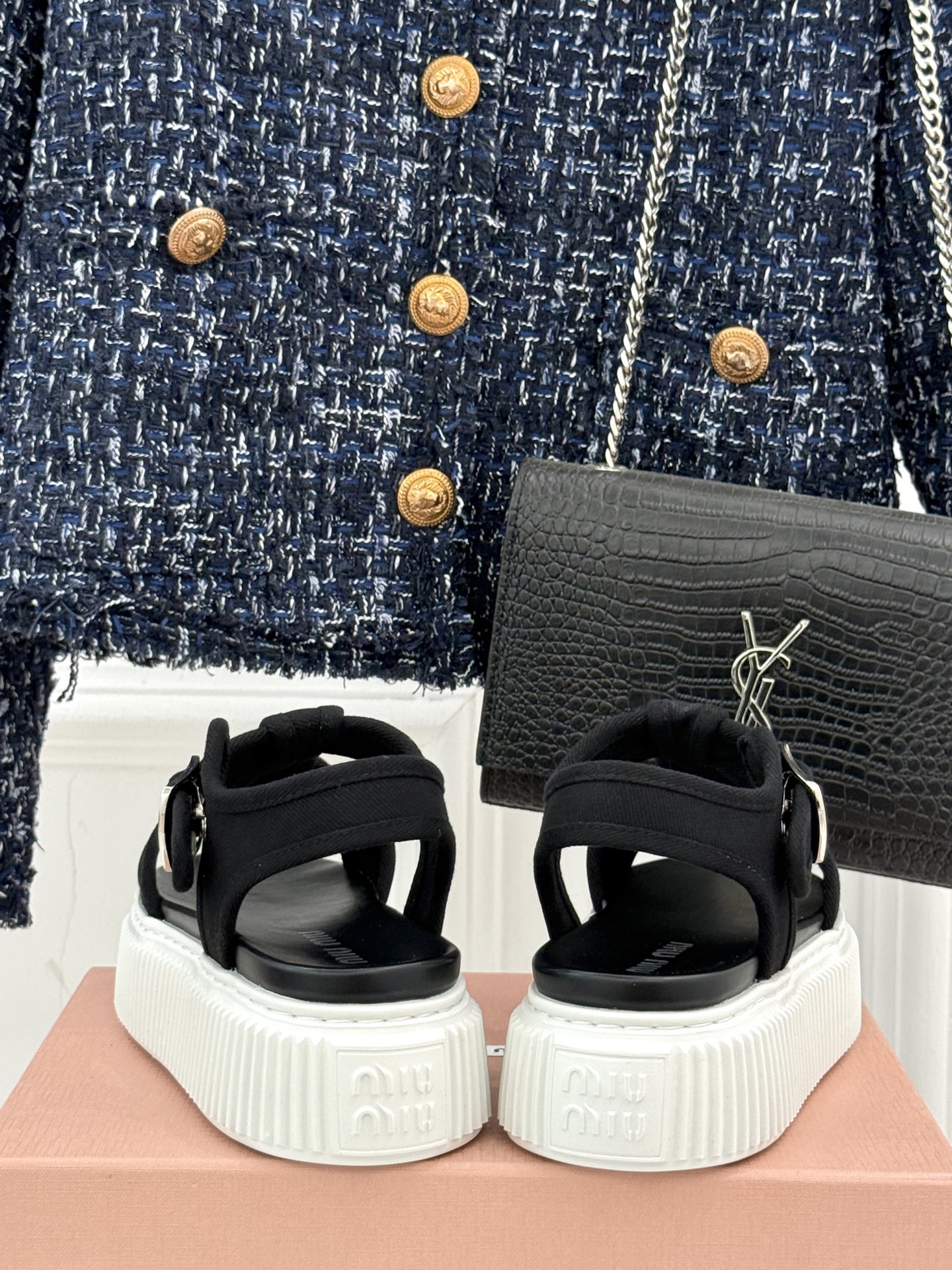 
Miu Miu/缪缪25s新品复古
厚底小白鞋帆布鞋半拖
缪缪这一季也太少女 太好看了！
简约的设计搭