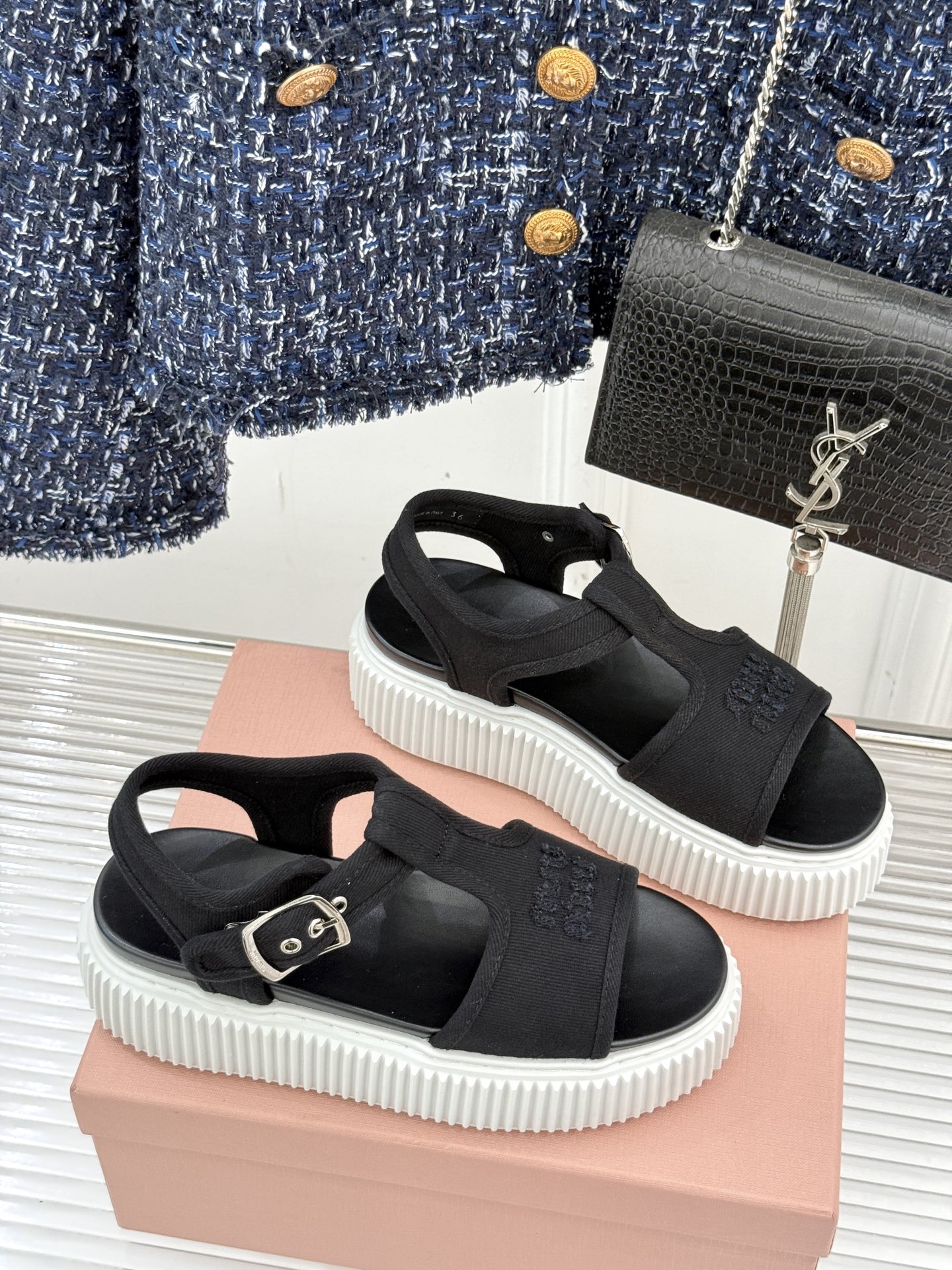 
Miu Miu/缪缪25s新品复古
厚底小白鞋帆布鞋半拖
缪缪这一季也太少女 太好看了！
简约的设计搭