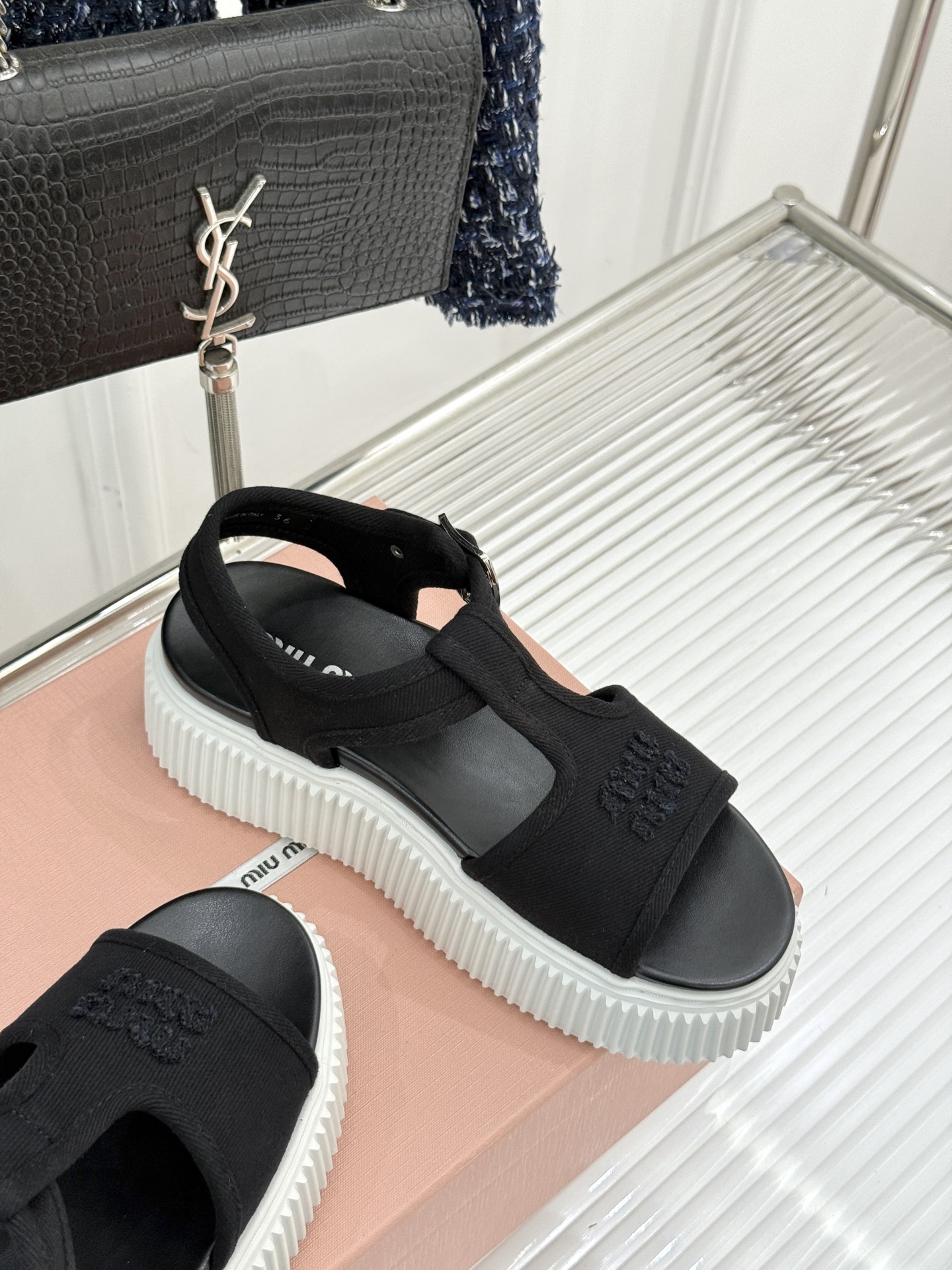 
Miu Miu/缪缪25s新品复古
厚底小白鞋帆布鞋半拖
缪缪这一季也太少女 太好看了！
简约的设计搭