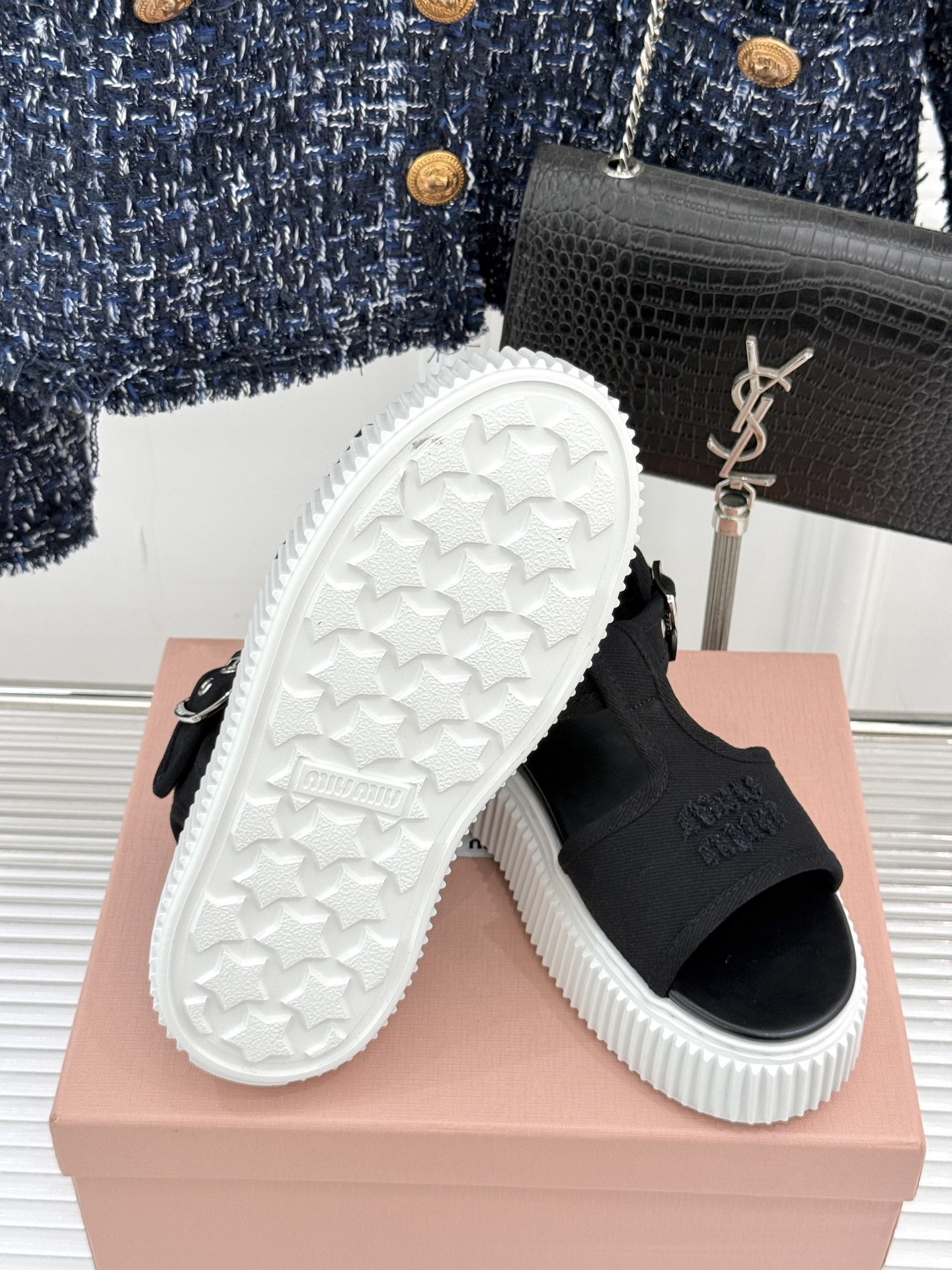
Miu Miu/缪缪25s新品复古
厚底小白鞋帆布鞋半拖
缪缪这一季也太少女 太好看了！
简约的设计搭