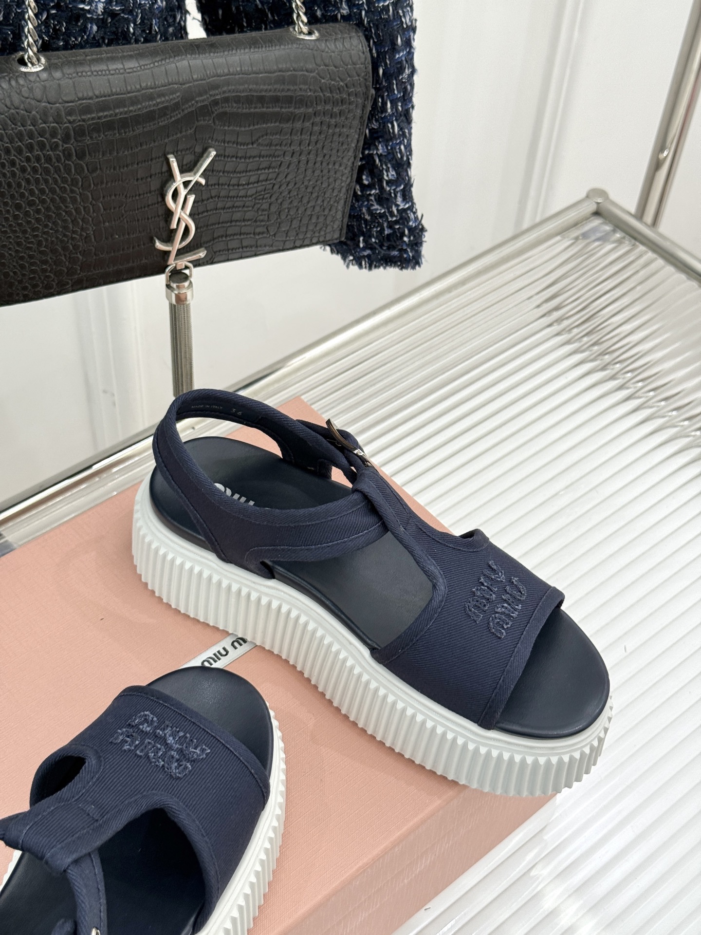 
Miu Miu/缪缪25s新品复古
厚底小白鞋帆布鞋半拖
缪缪这一季也太少女 太好看了！
简约的设计搭
