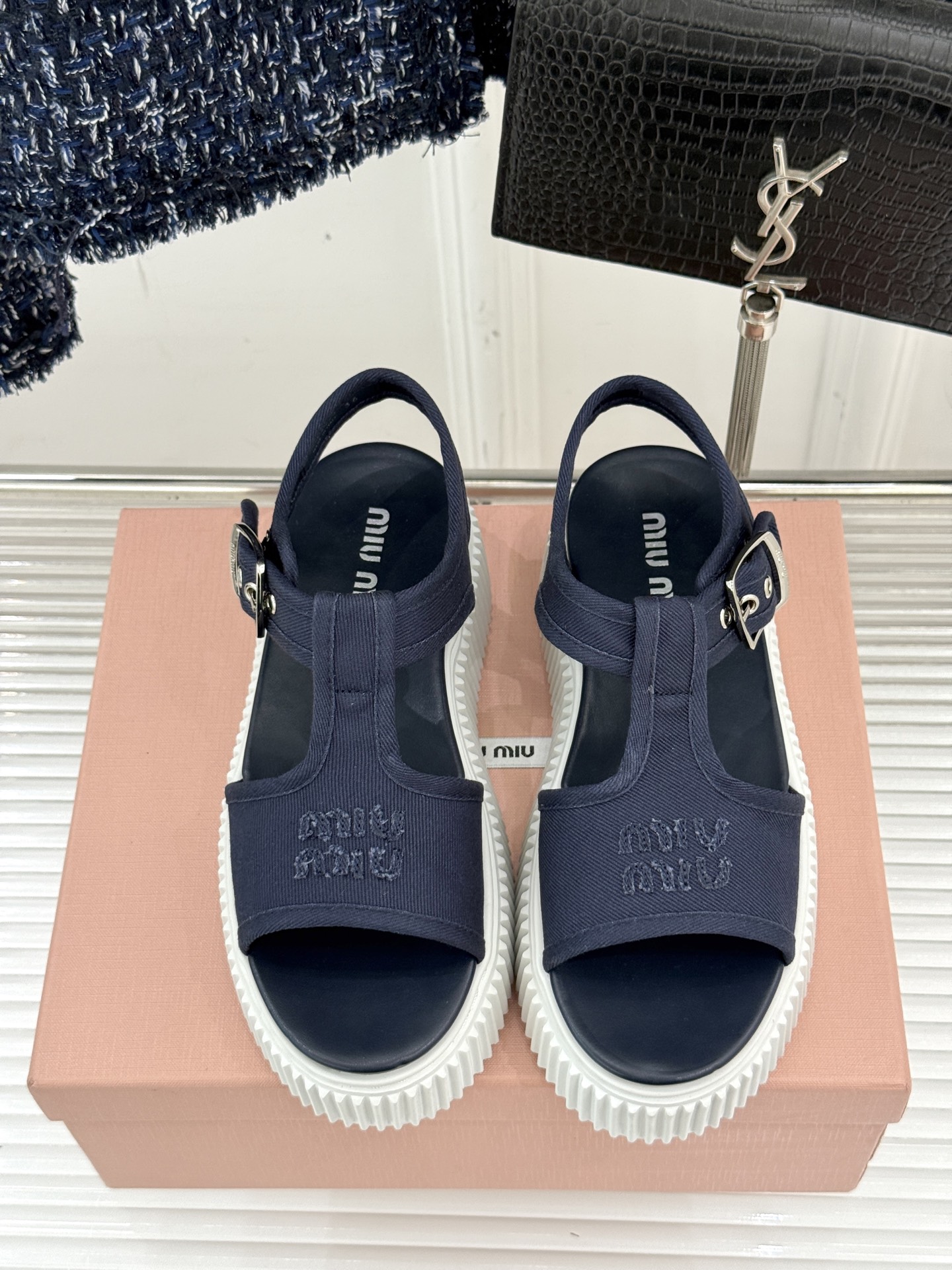 
Miu Miu/缪缪25s新品复古
厚底小白鞋帆布鞋半拖
缪缪这一季也太少女 太好看了！
简约的设计搭