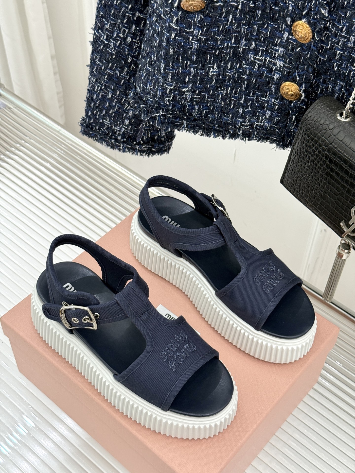 
Miu Miu/缪缪25s新品复古
厚底小白鞋帆布鞋半拖
缪缪这一季也太少女 太好看了！
简约的设计搭