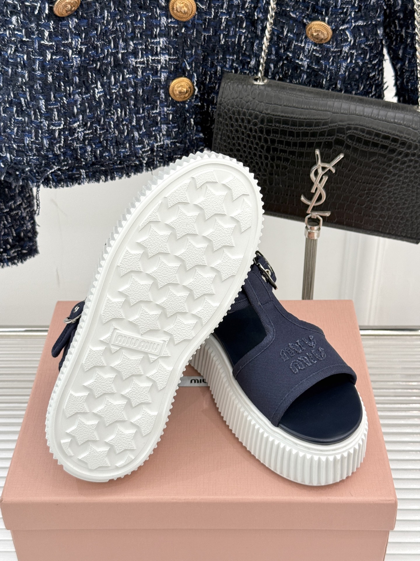 
Miu Miu/缪缪25s新品复古
厚底小白鞋帆布鞋半拖
缪缪这一季也太少女 太好看了！
简约的设计搭